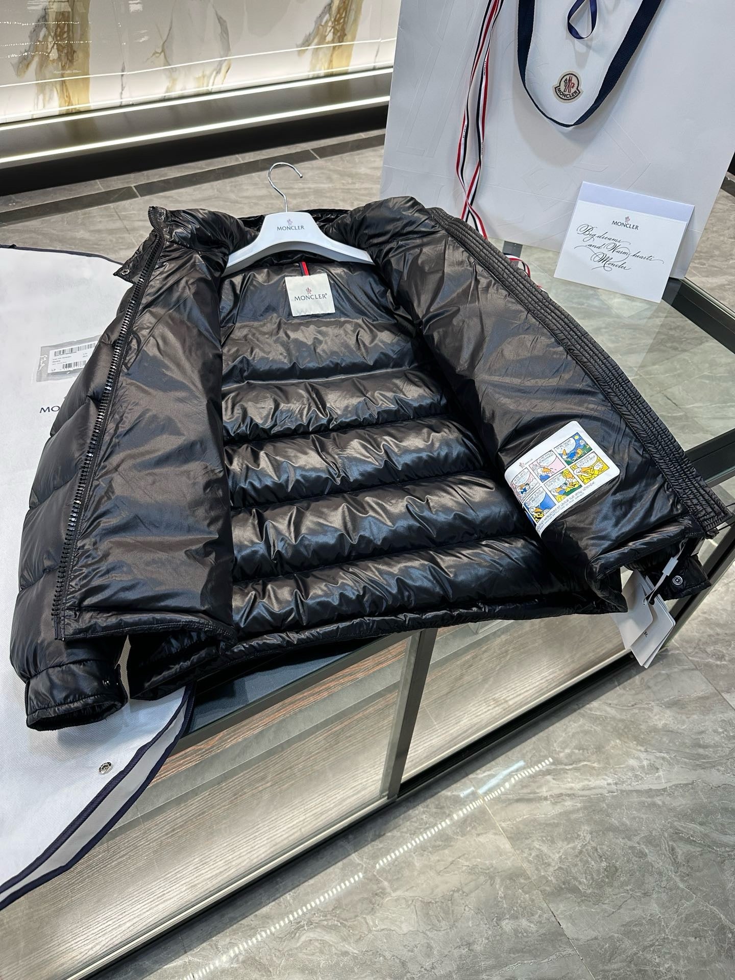 سترة سوداء وبيضاء