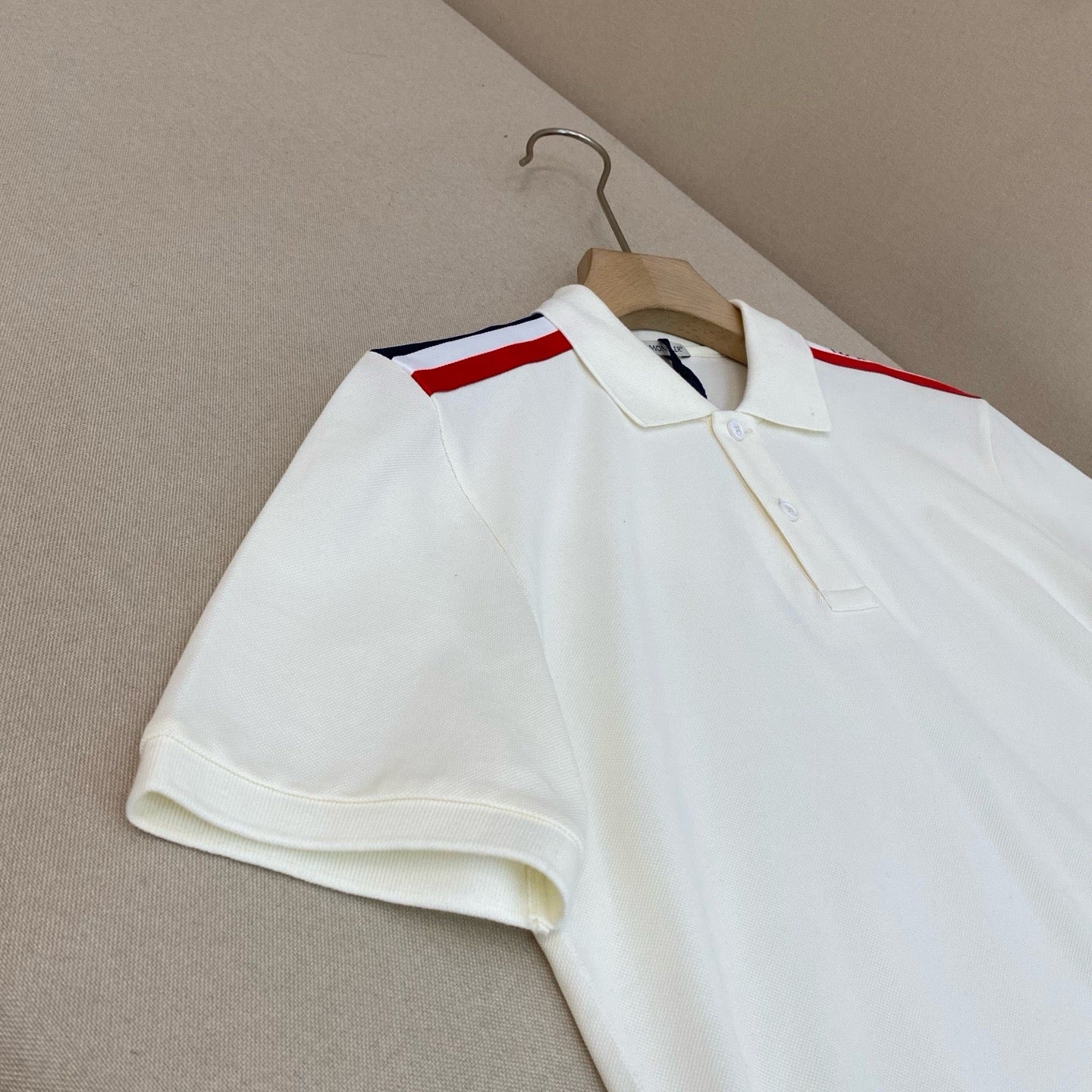 Camiseta blanca y negra