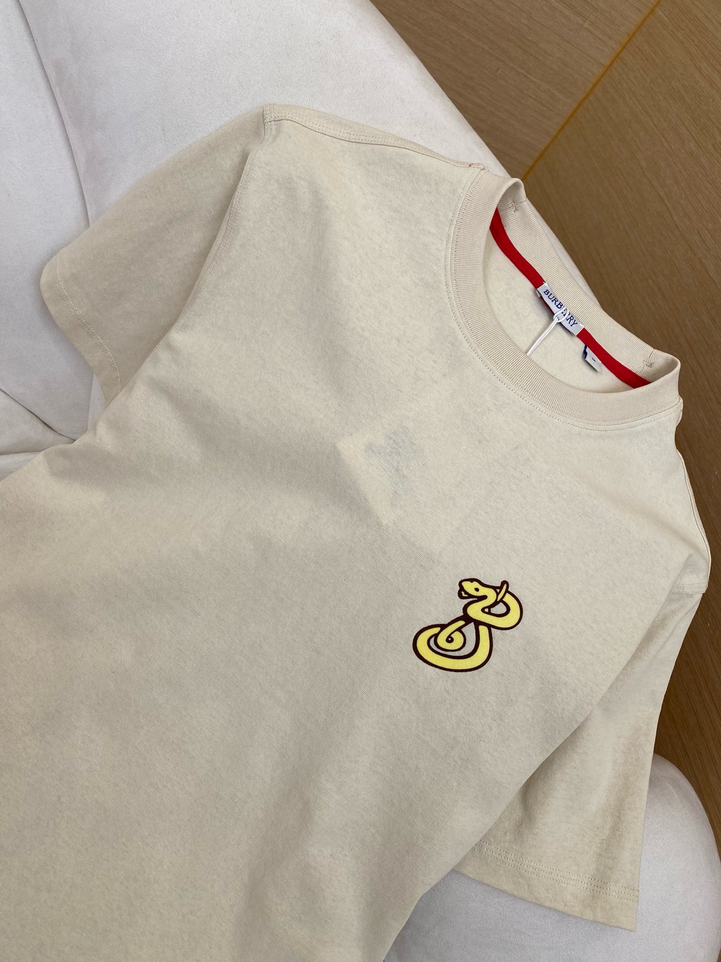 rotes und beiges T-Shirt