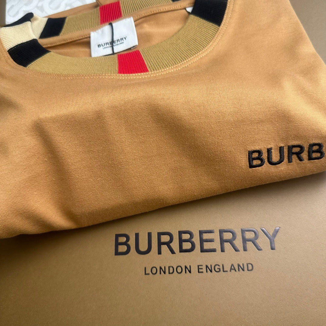 Schwarzes, khakifarbenes und weißes T-Shirt
