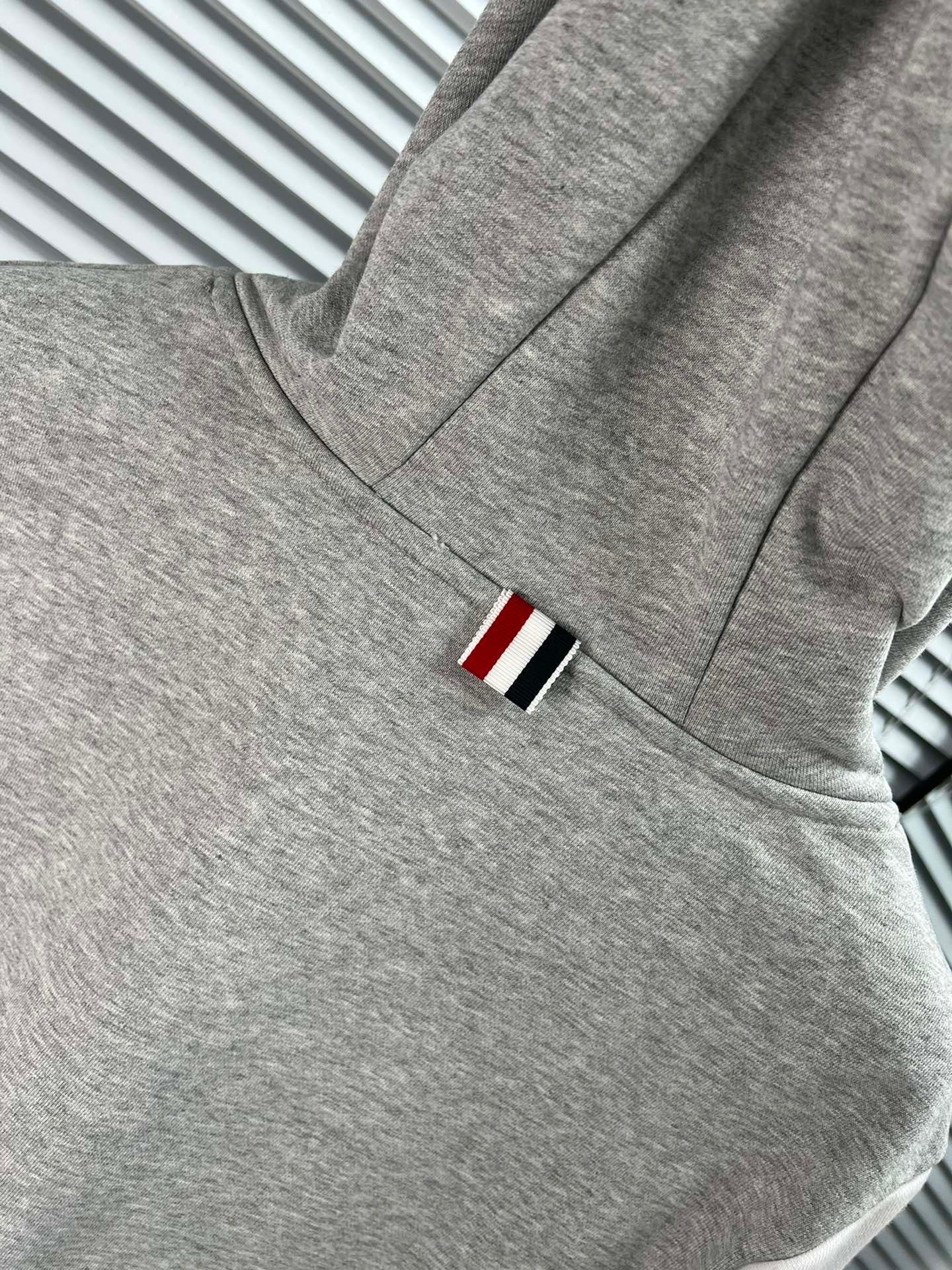 Sudadera con capucha gris y blanca
