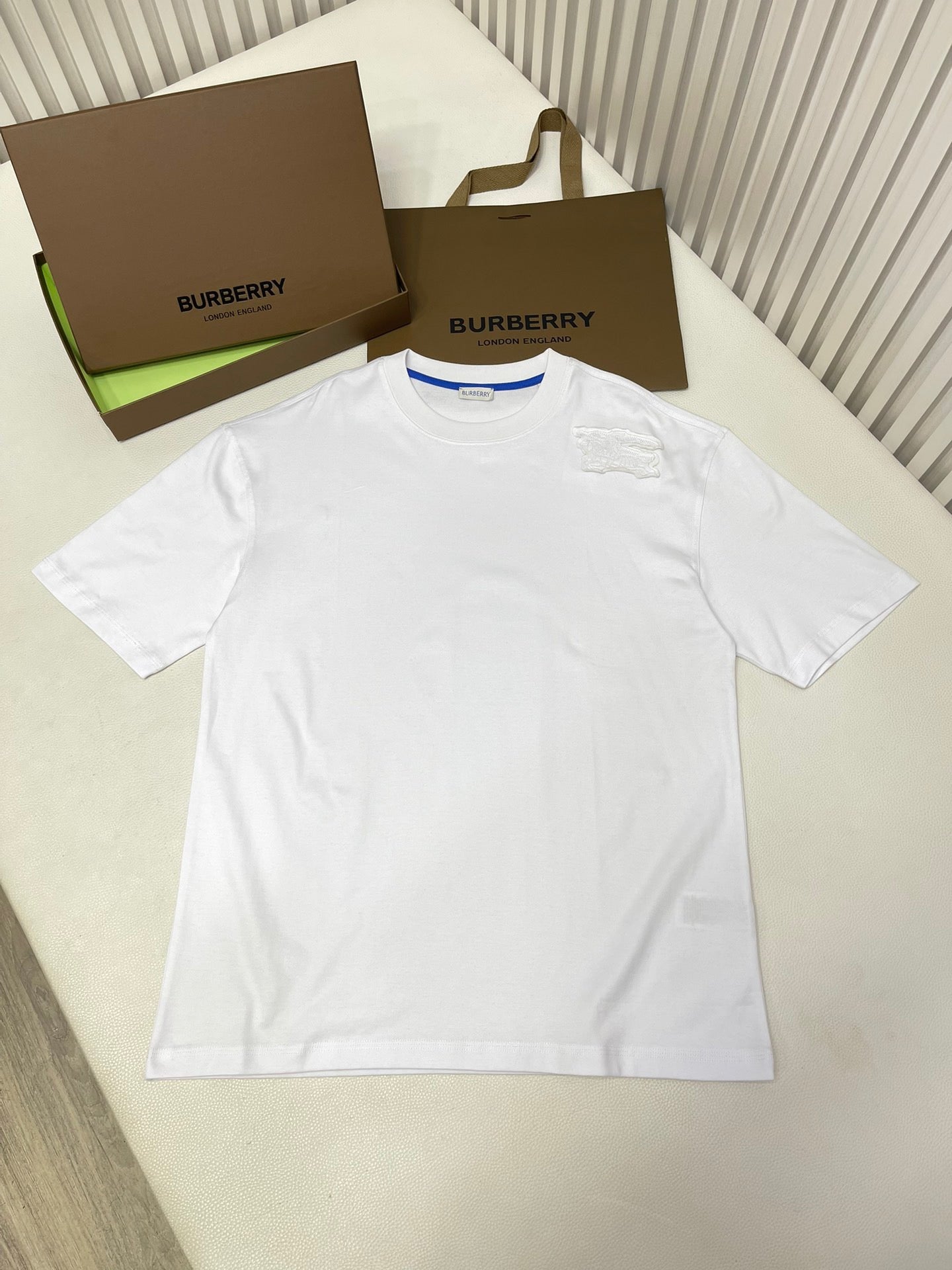 Schwarzes, weißes, grünes und blaues T-Shirt