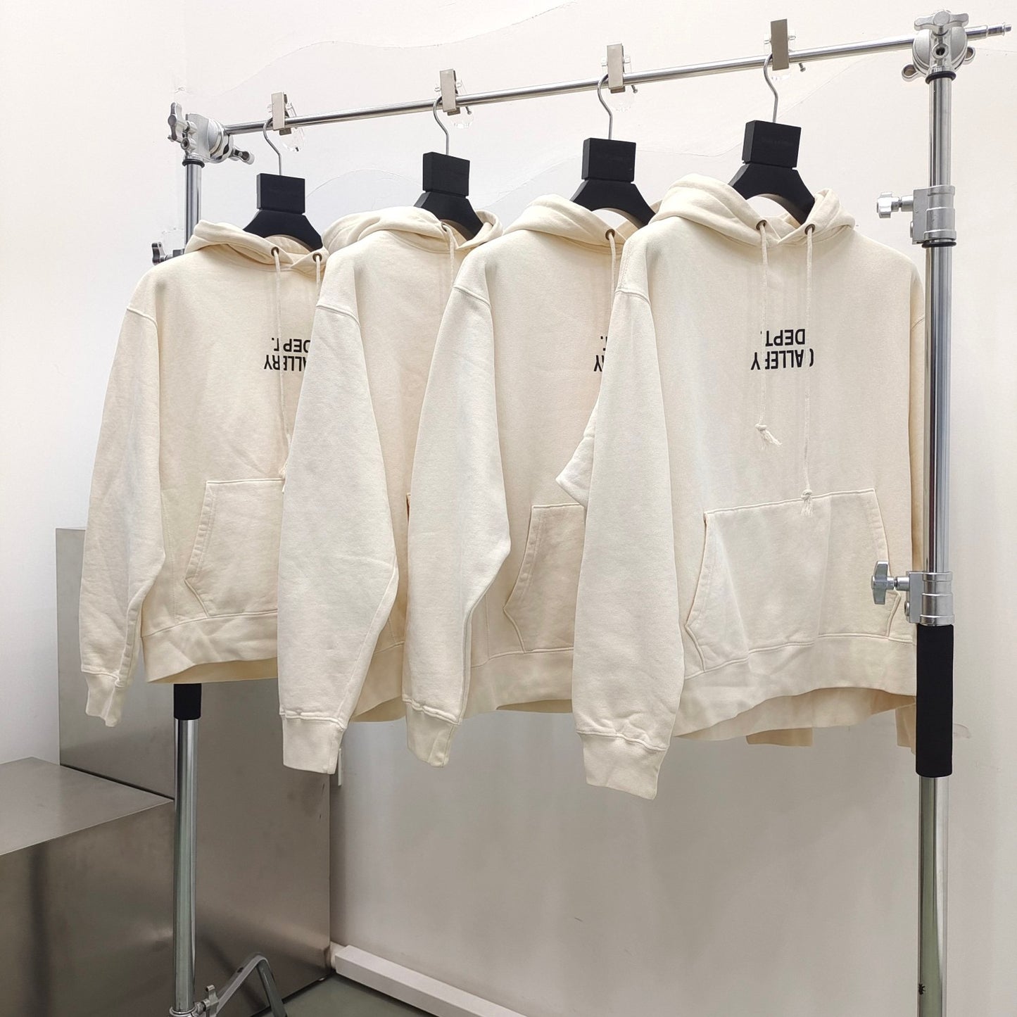 Sudadera con capucha blanca