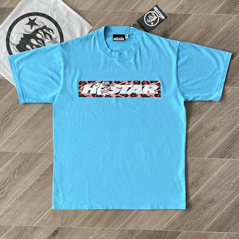 Weißes und blaues T-Shirt