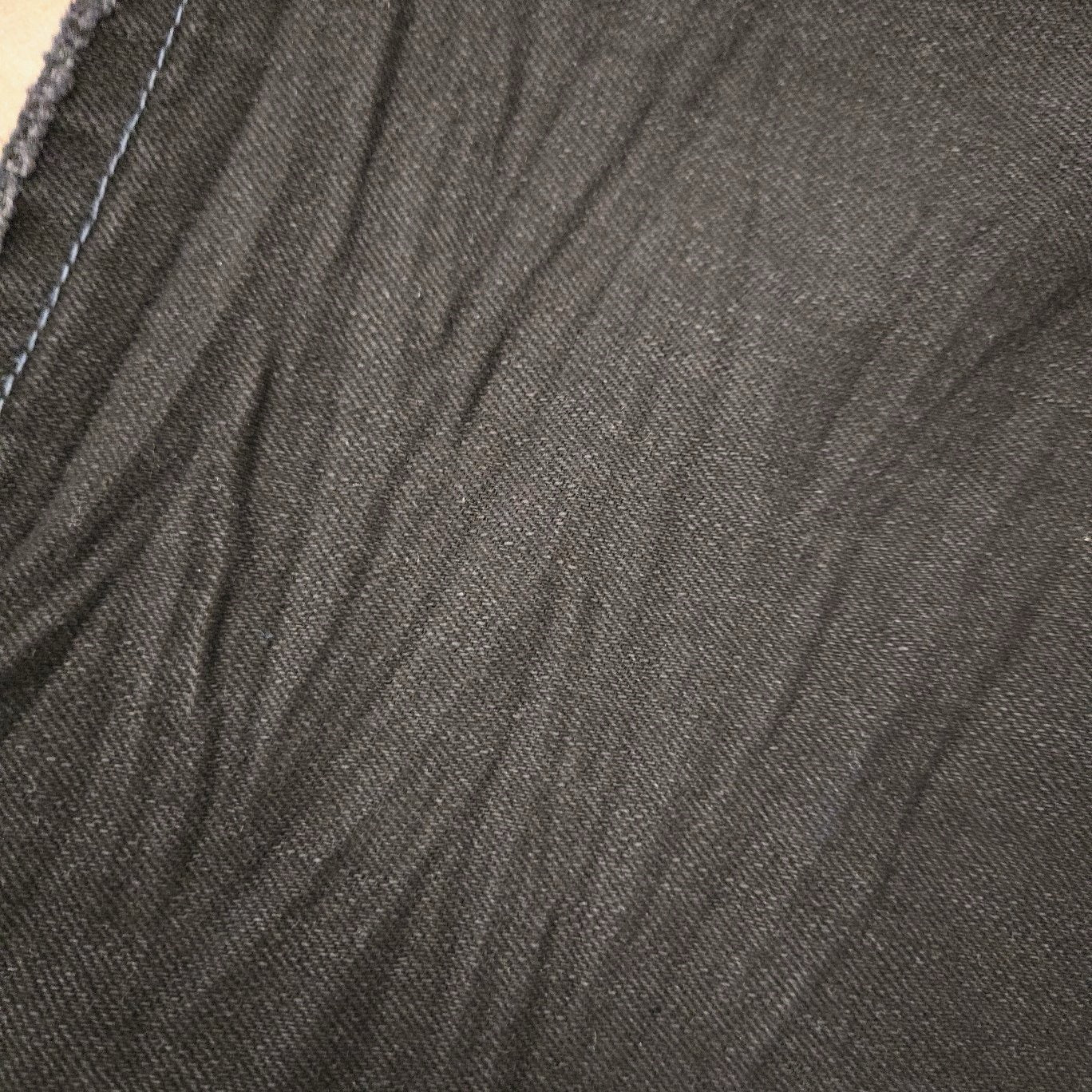 Schwarz-blaue Hose