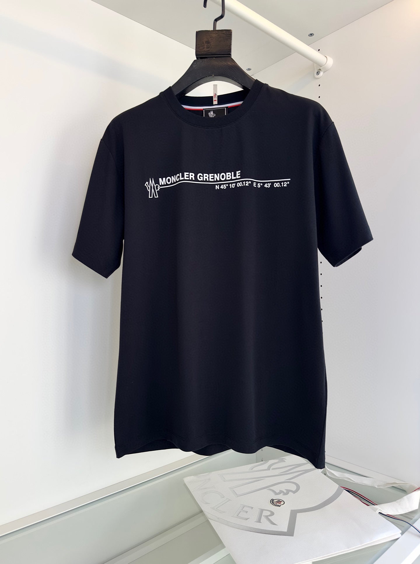 Camiseta negra y blanquecina