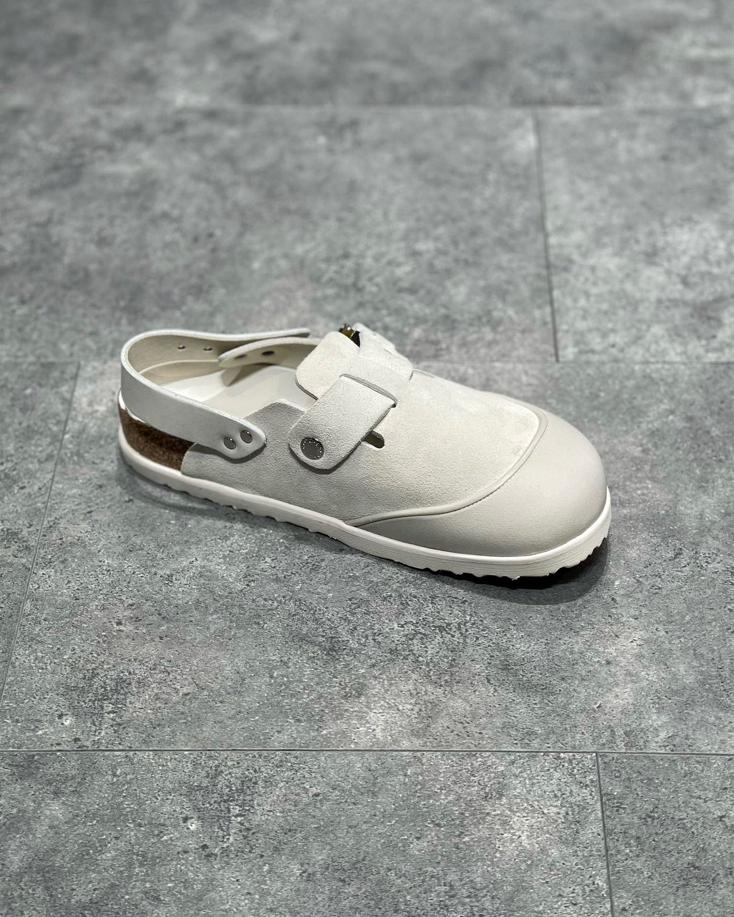 Schwarze, graue und cremefarbene Schuhe