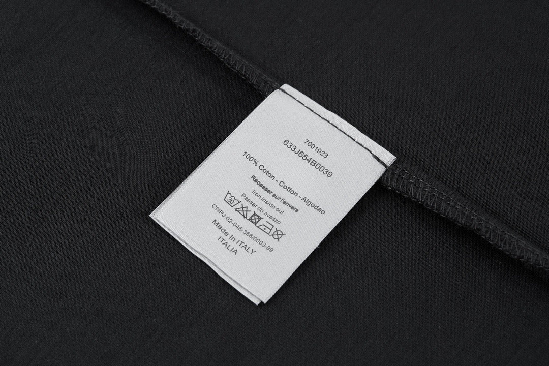 Schwarz-weißes T-Shirt