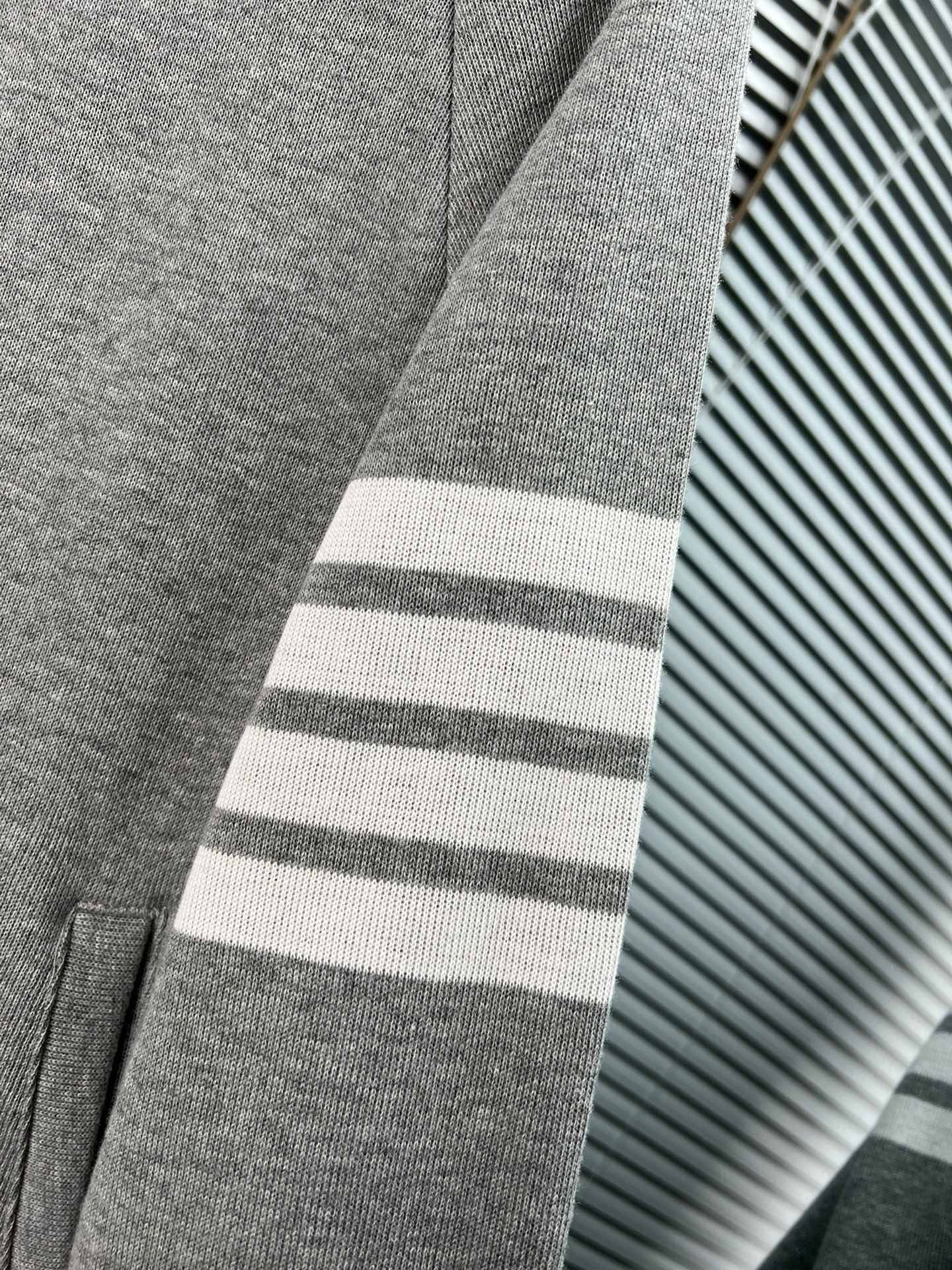 Graue und dunkelblaue Jacke