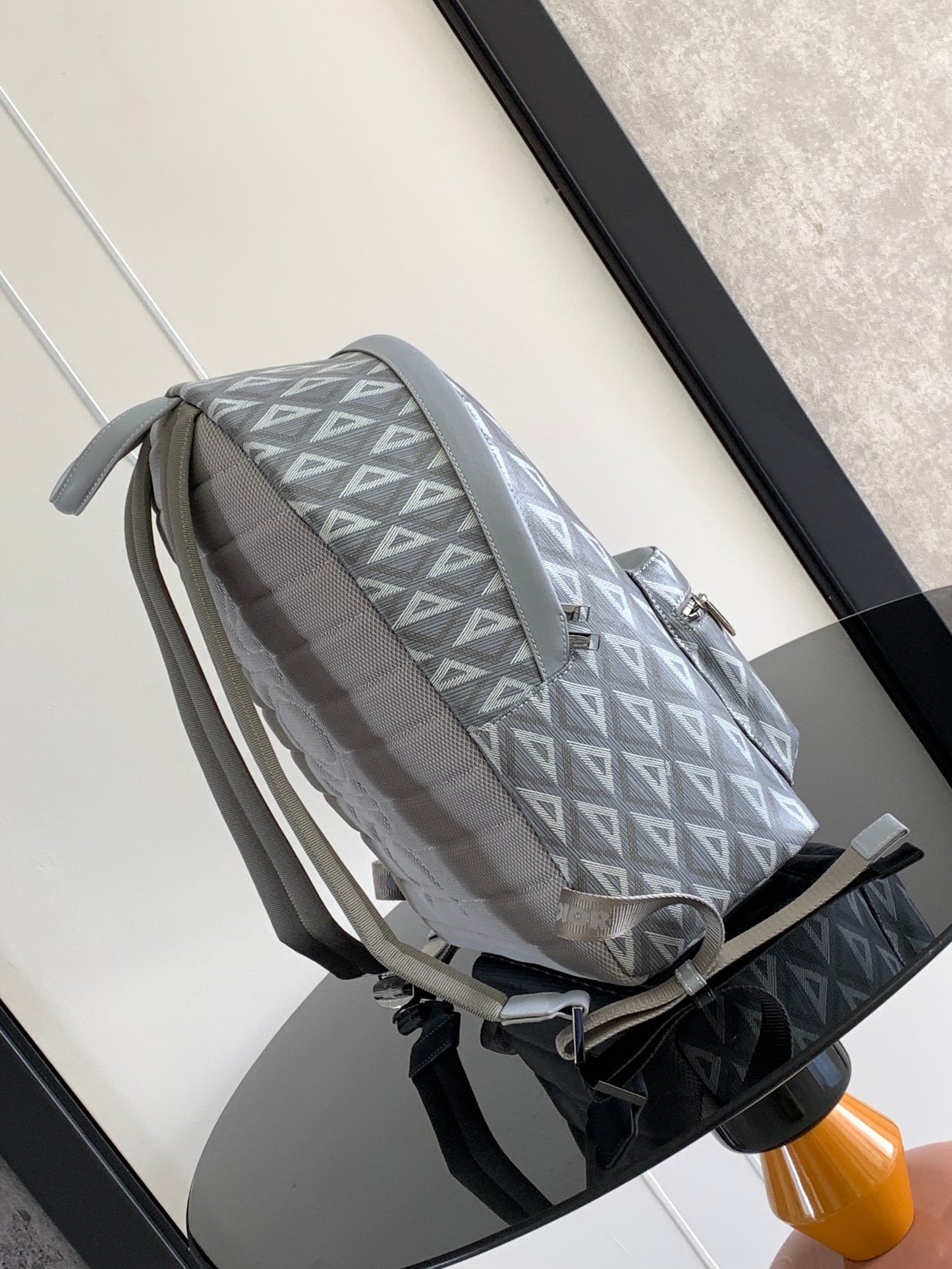 Schwarze und graue Tasche