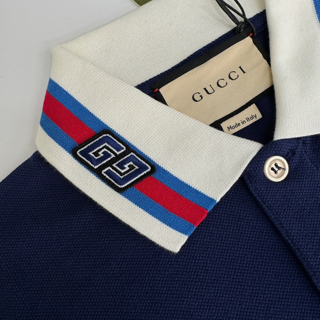 Blaues und weißes Polo