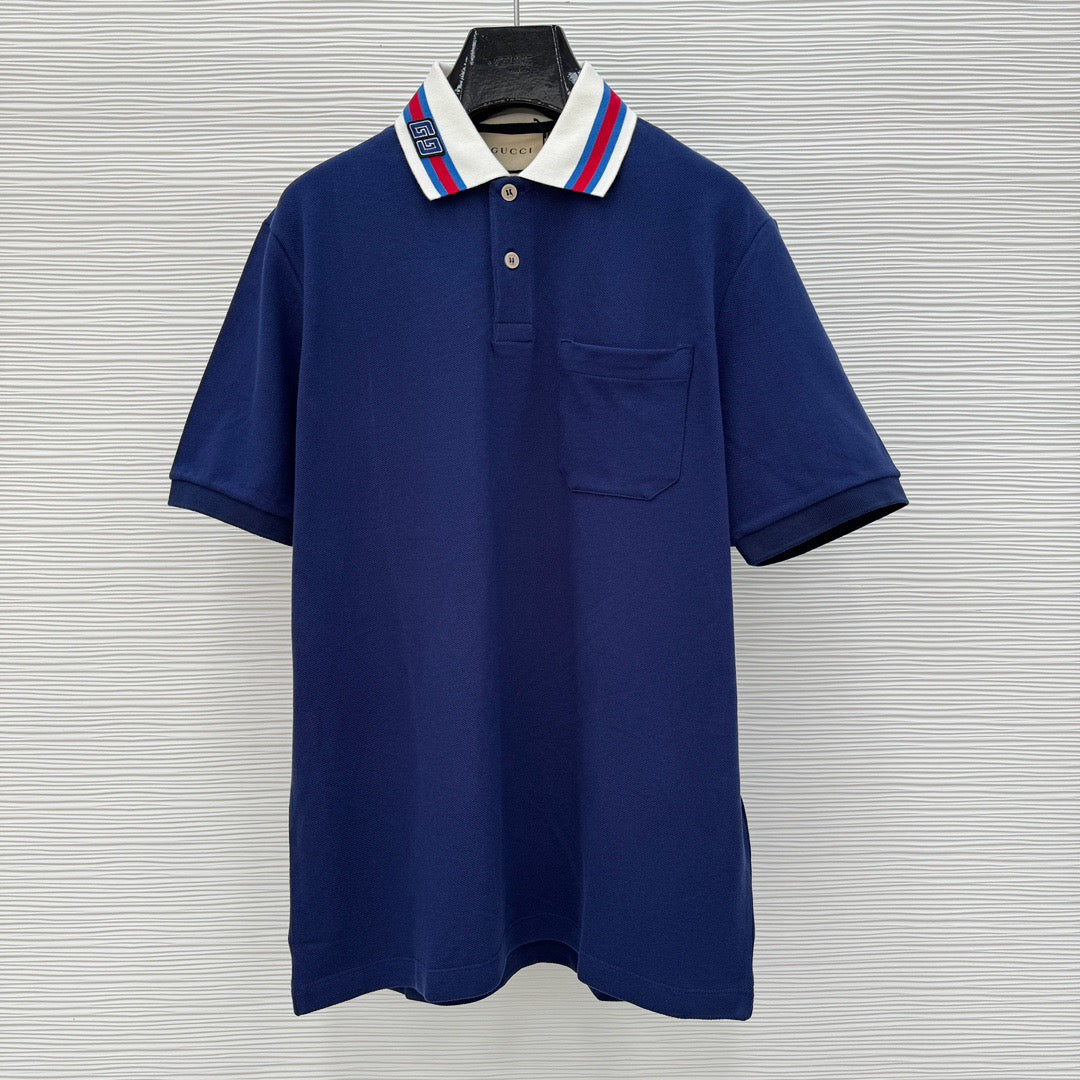 Blaues und weißes Polo