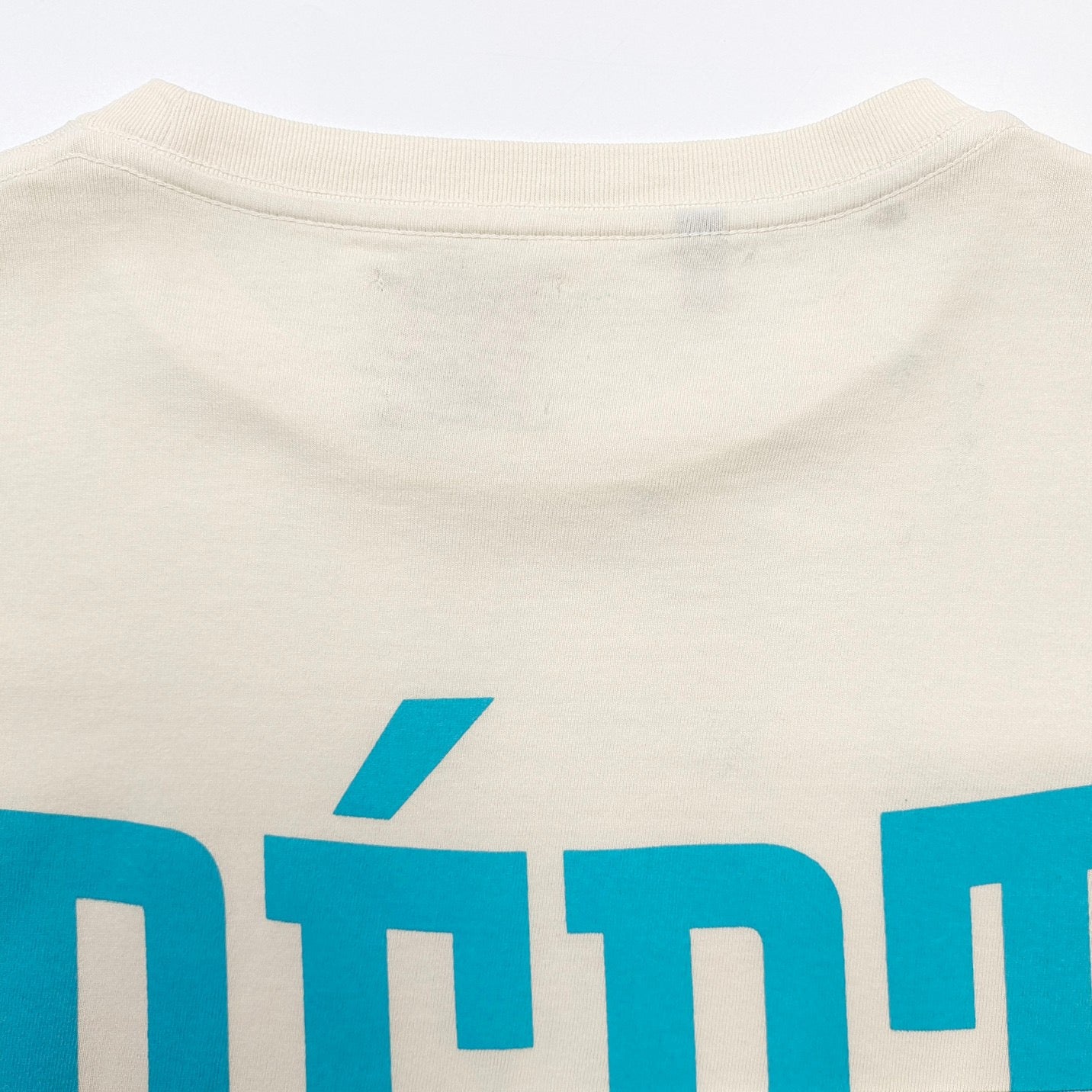 Camiseta blanca y negra