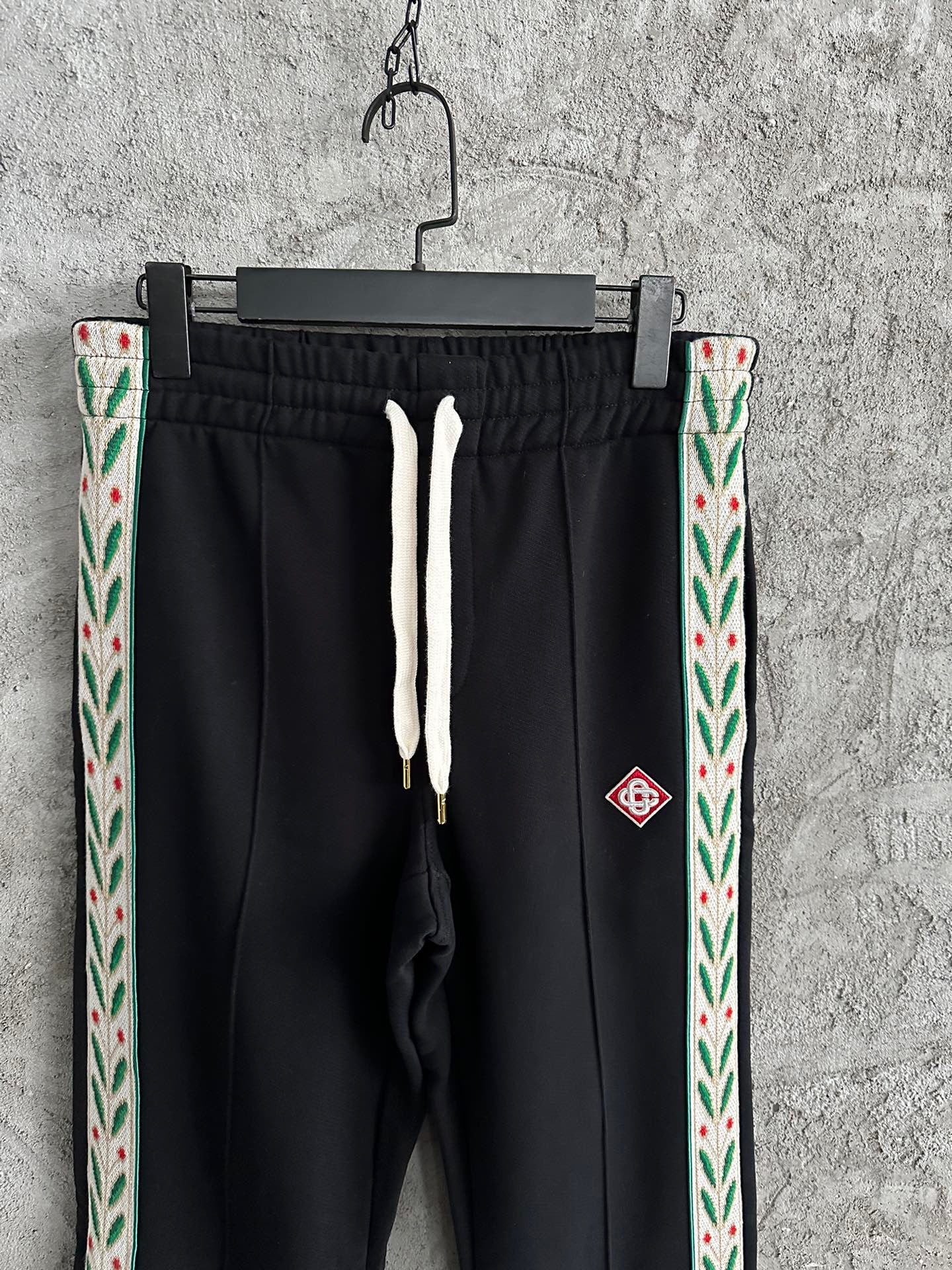 Weiße und schwarze Hose