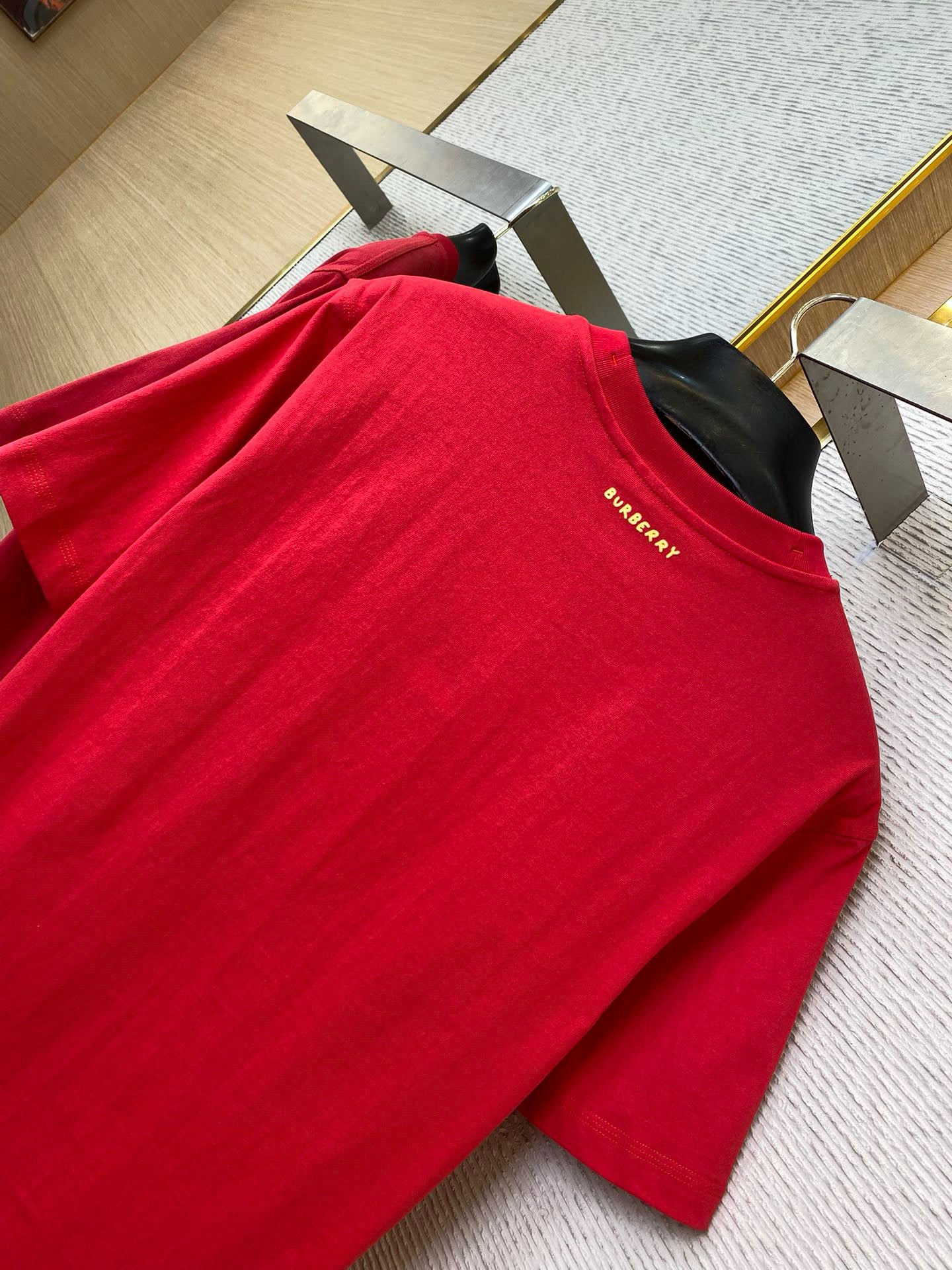 rotes und beiges T-Shirt