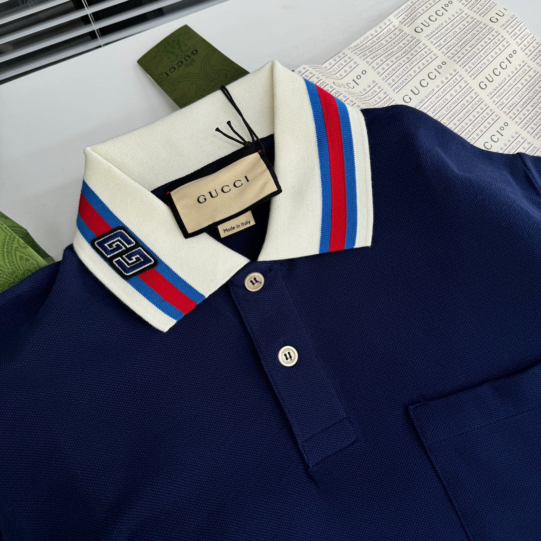 Blaues und weißes Polo