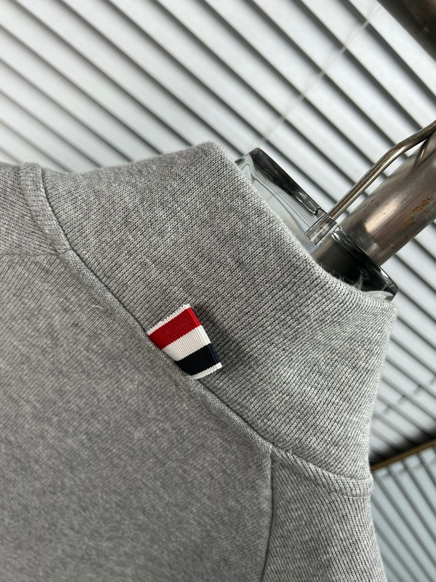 Graue und dunkelblaue Jacke