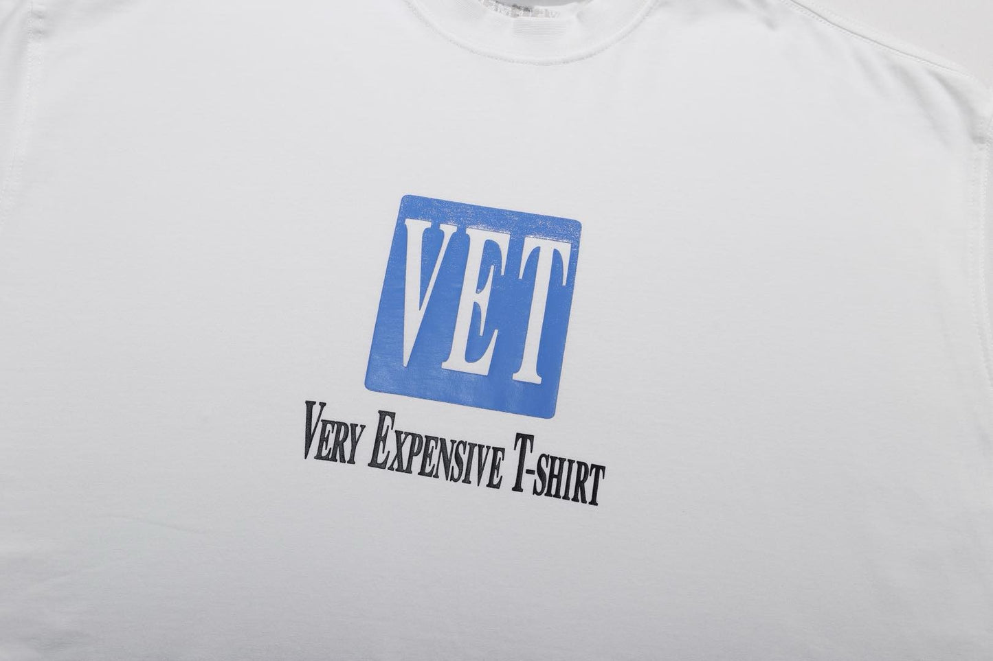 Weißes und schwarzes T-Shirt