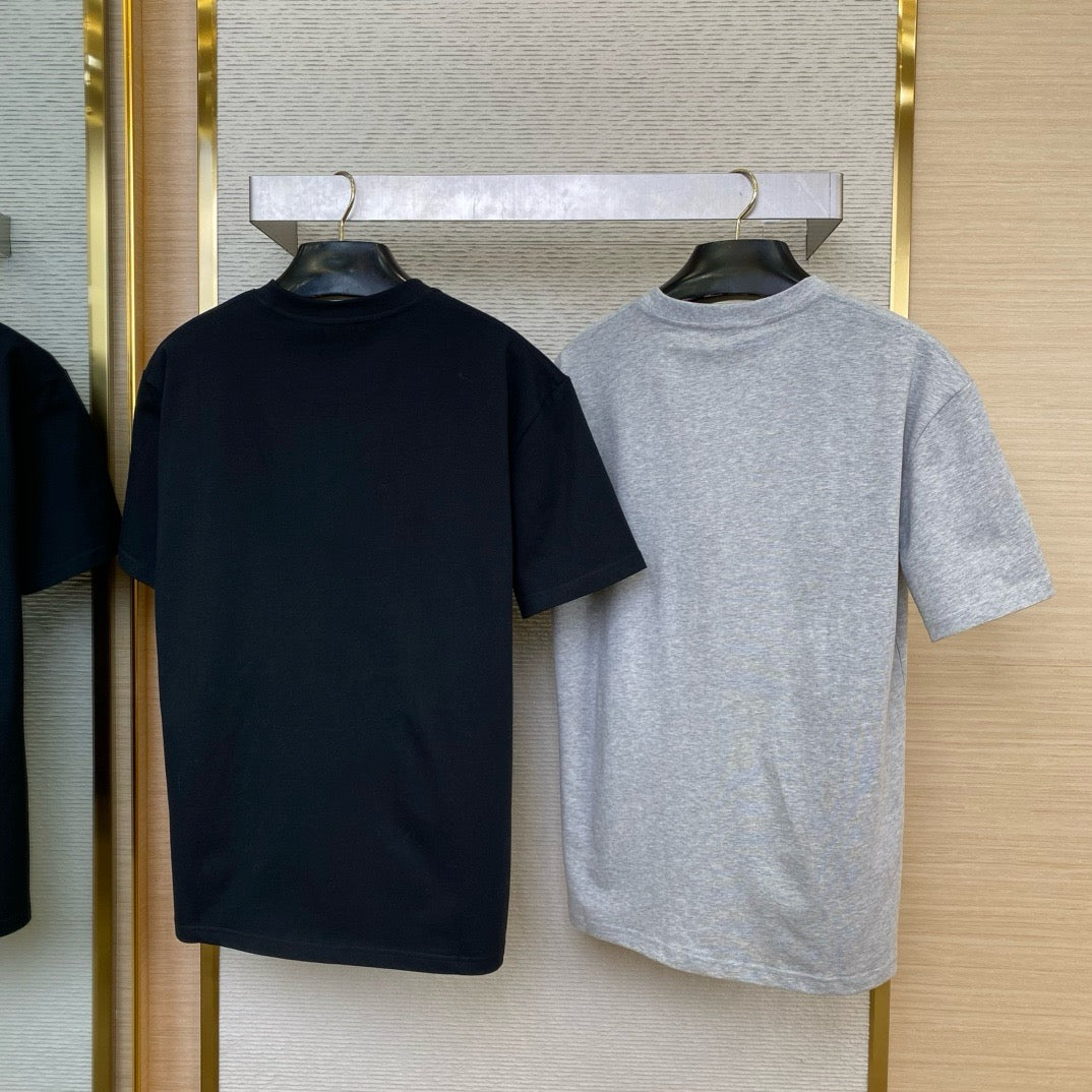 Schwarzes und graues T-Shirt