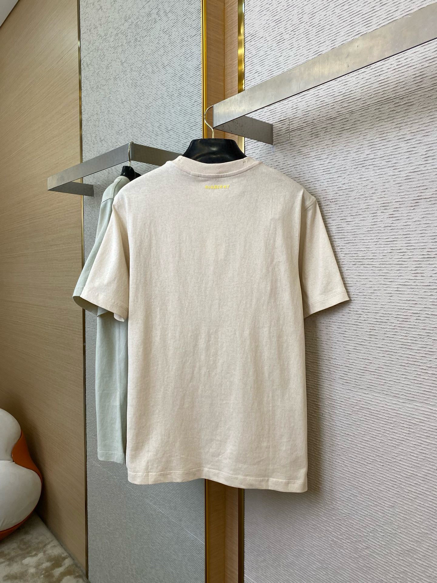 rotes und beiges T-Shirt