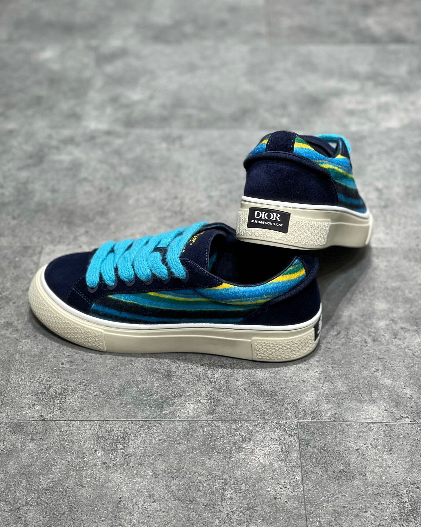 Mehrfarbige Schuhe