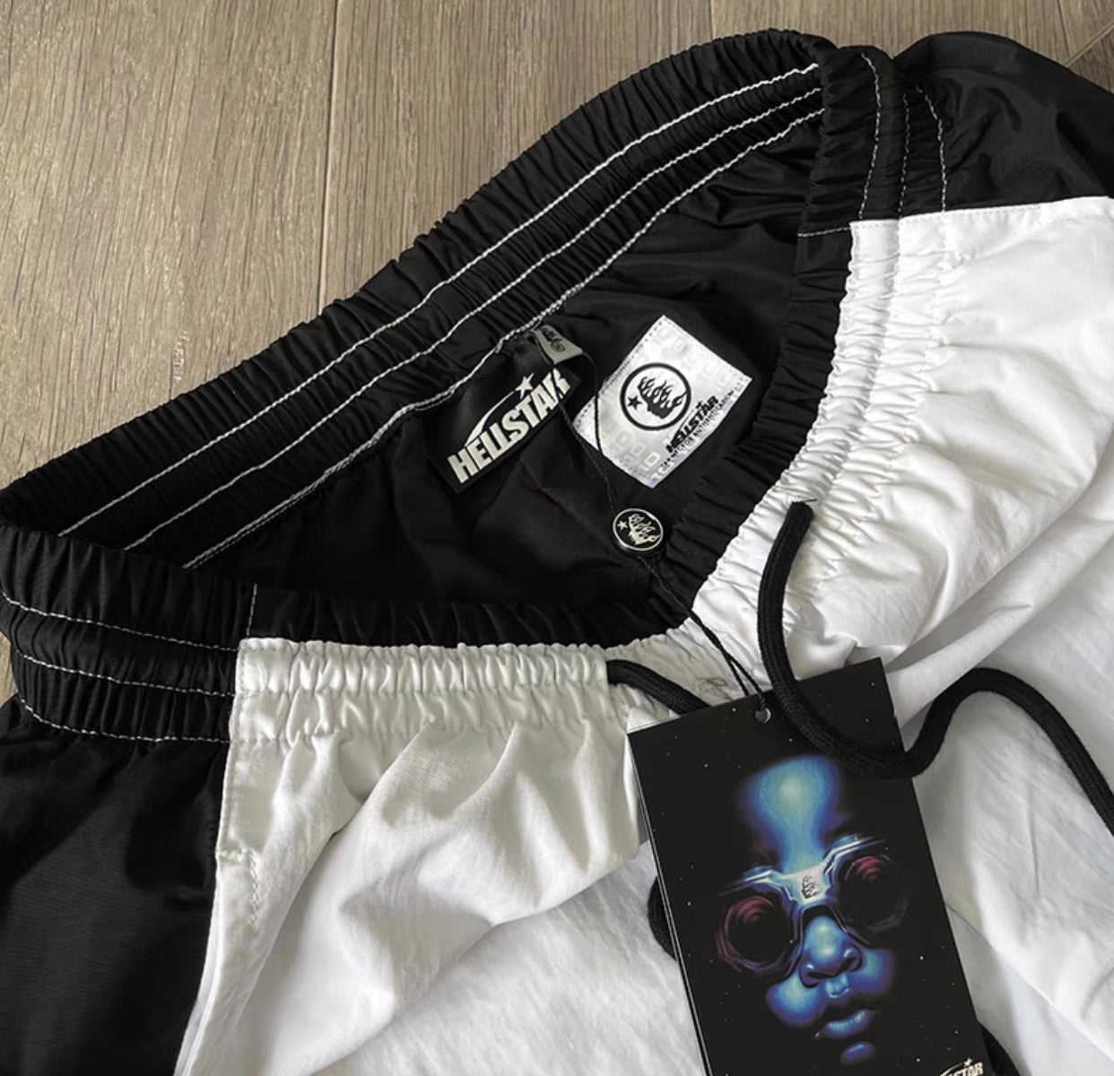 Weiß-schwarzes Trikot mit Hose