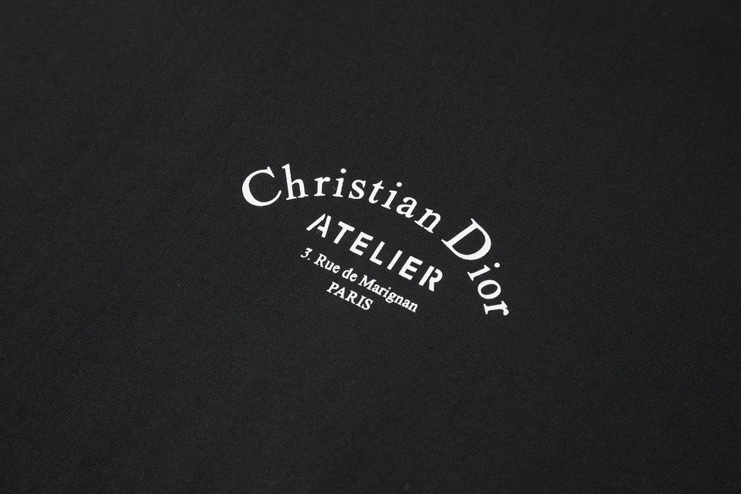Schwarz-weißes T-Shirt