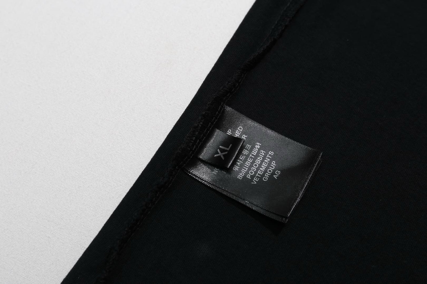 Weißes und schwarzes T-Shirt