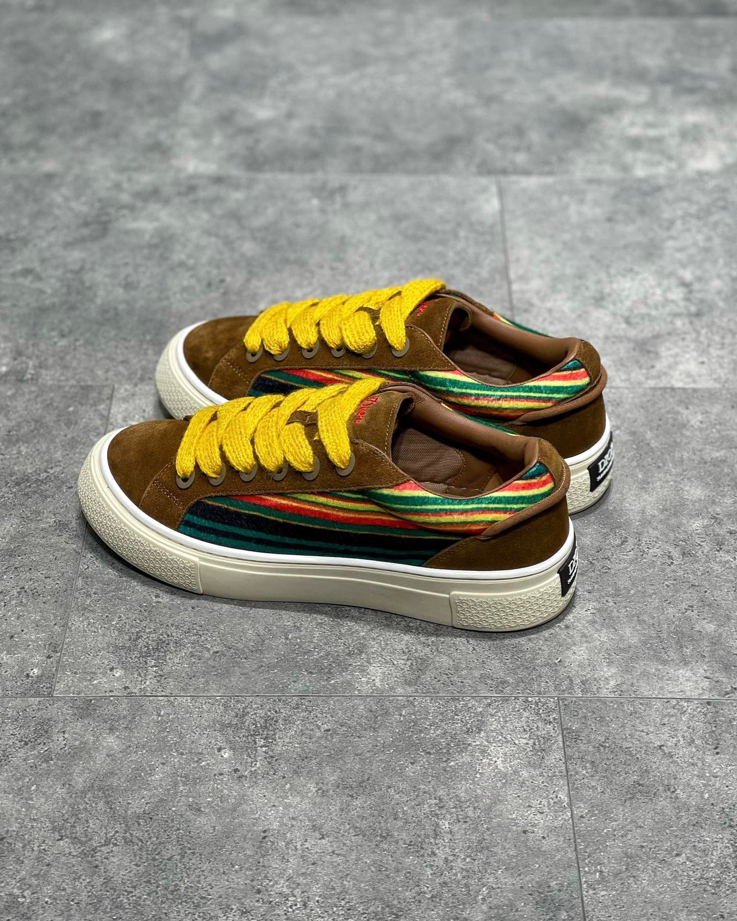 Mehrfarbige Schuhe