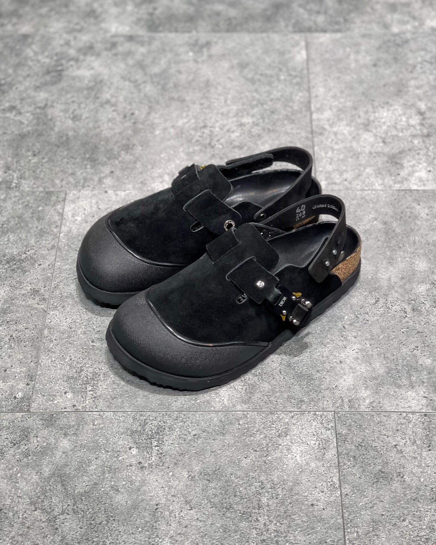 Schwarze, graue und cremefarbene Schuhe