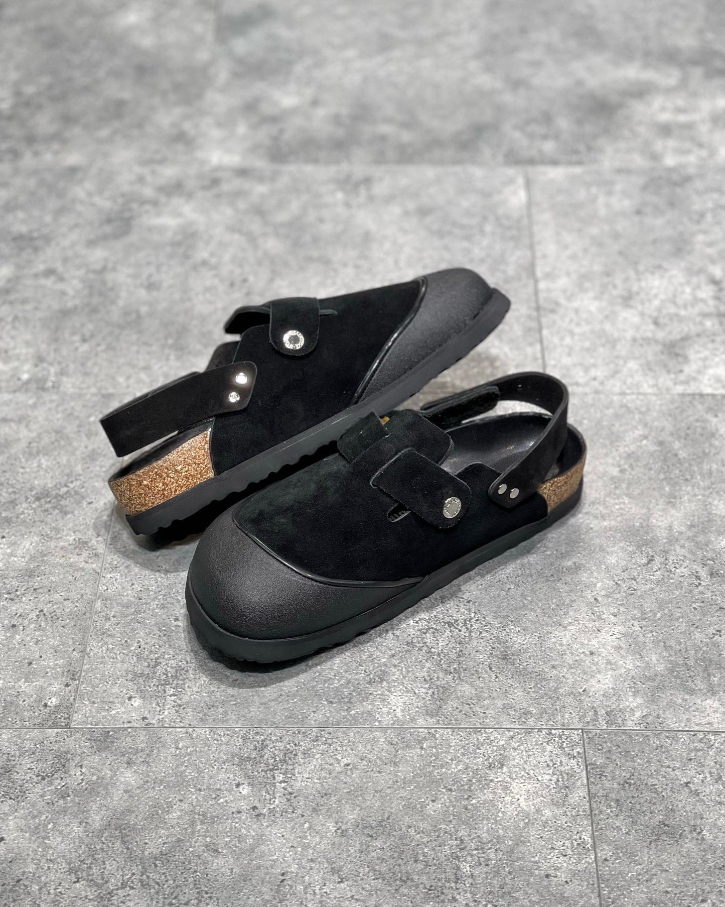 Schwarze, graue und cremefarbene Schuhe