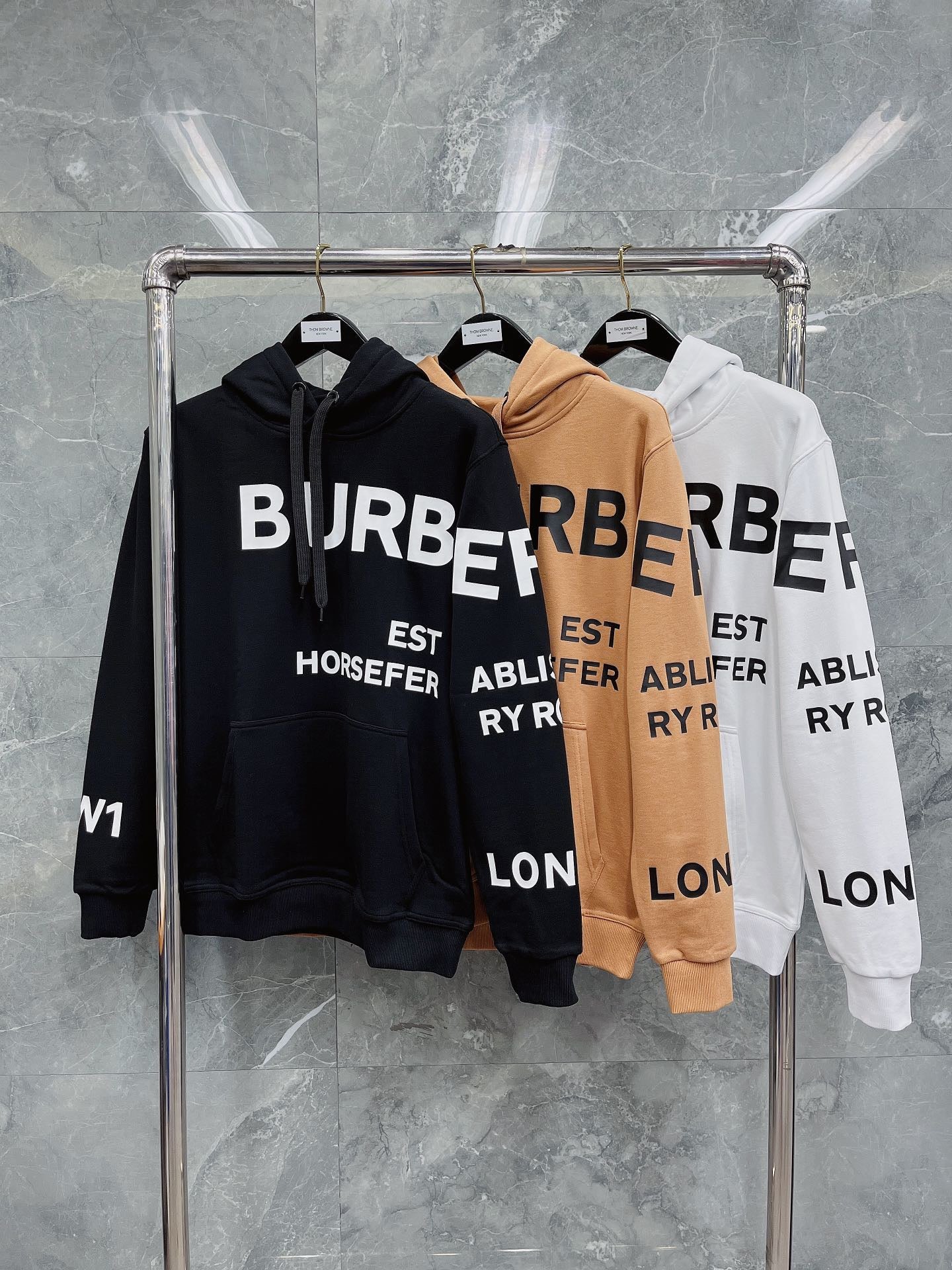 Sudadera con capucha negra, naranja claro y blanca