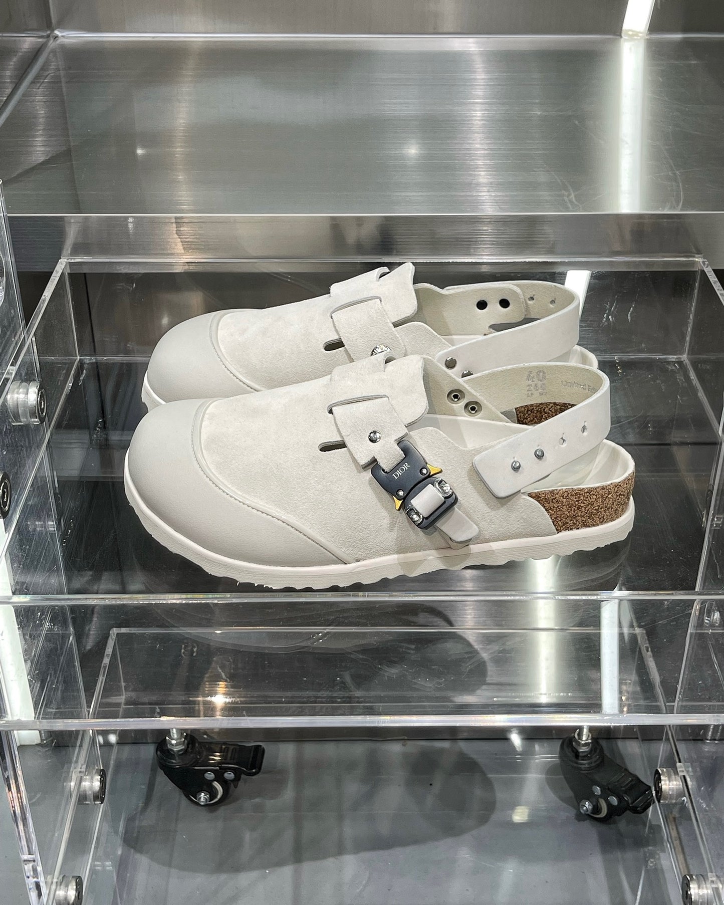 Schwarze, graue und cremefarbene Schuhe