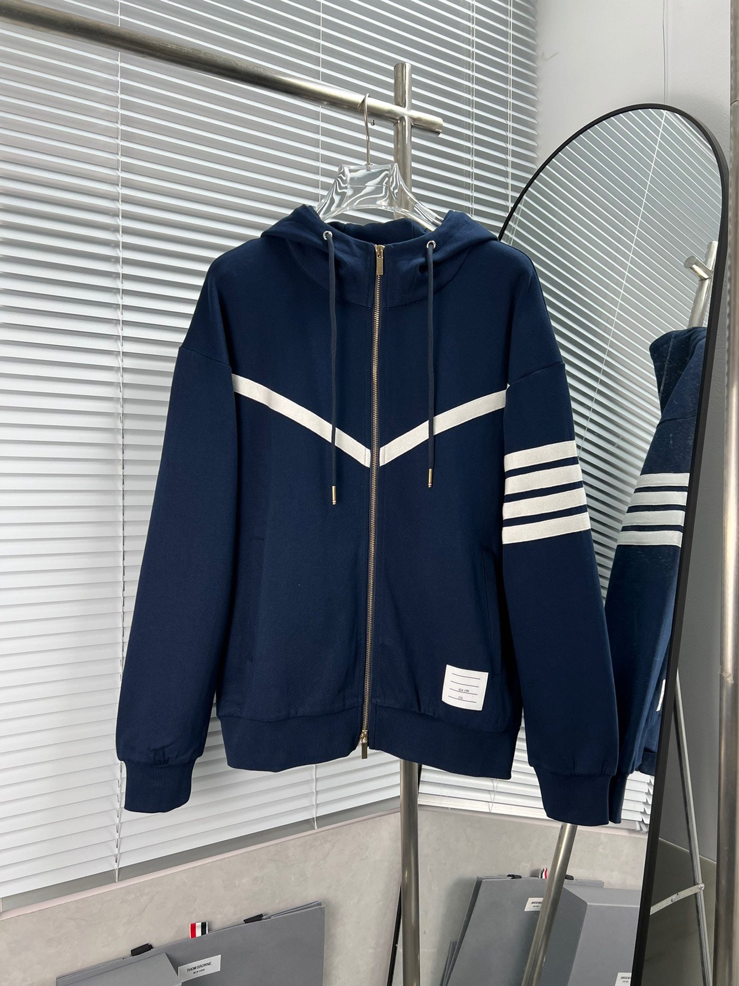 Dunkelblaue und schwarze Jacke