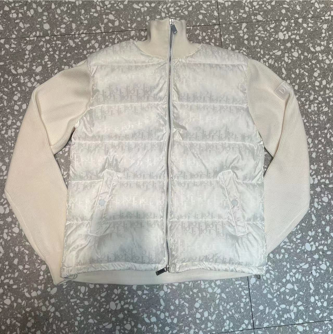 Schwarze, graue, blaue und weiße Jacke