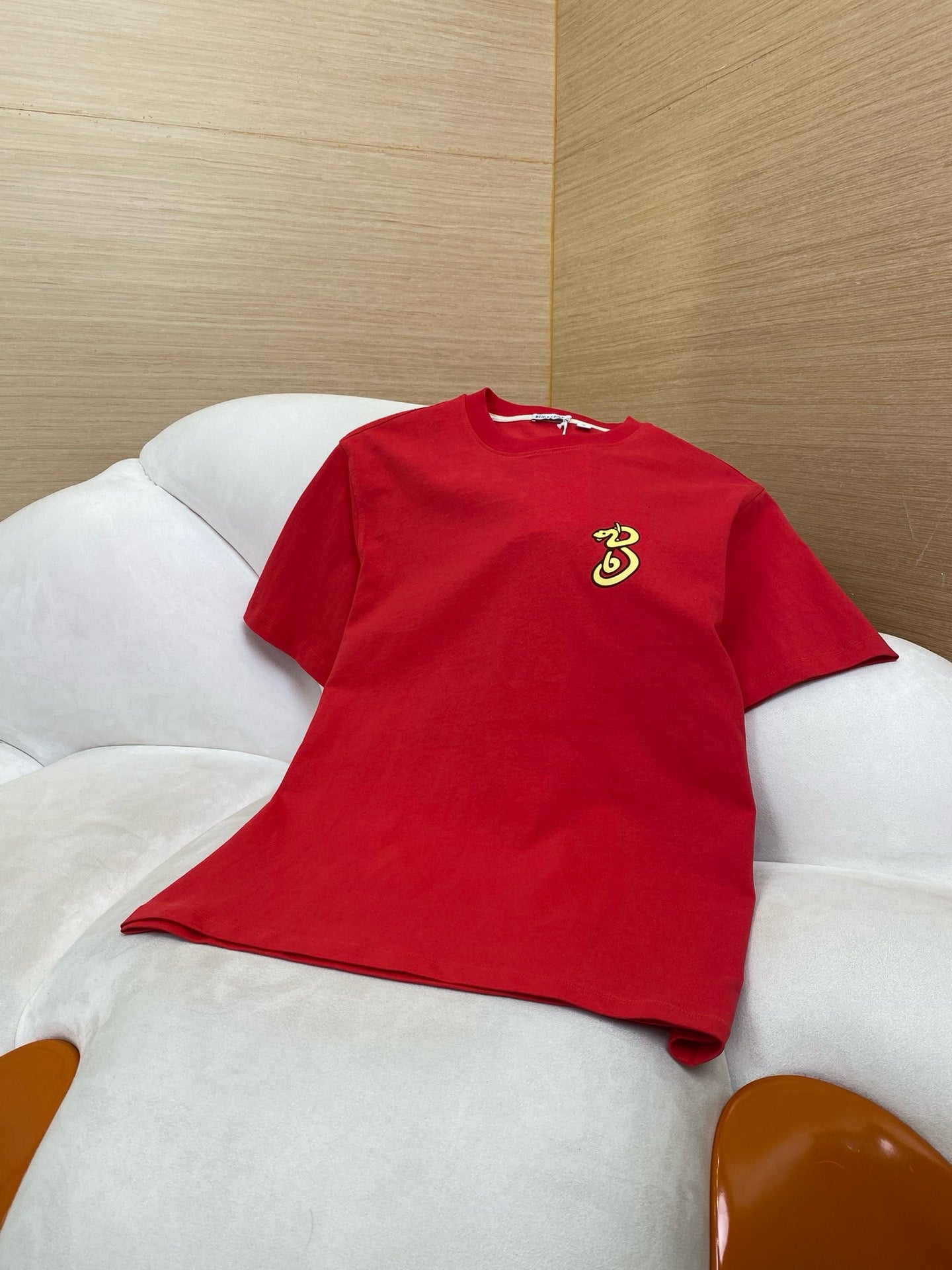 rotes und beiges T-Shirt