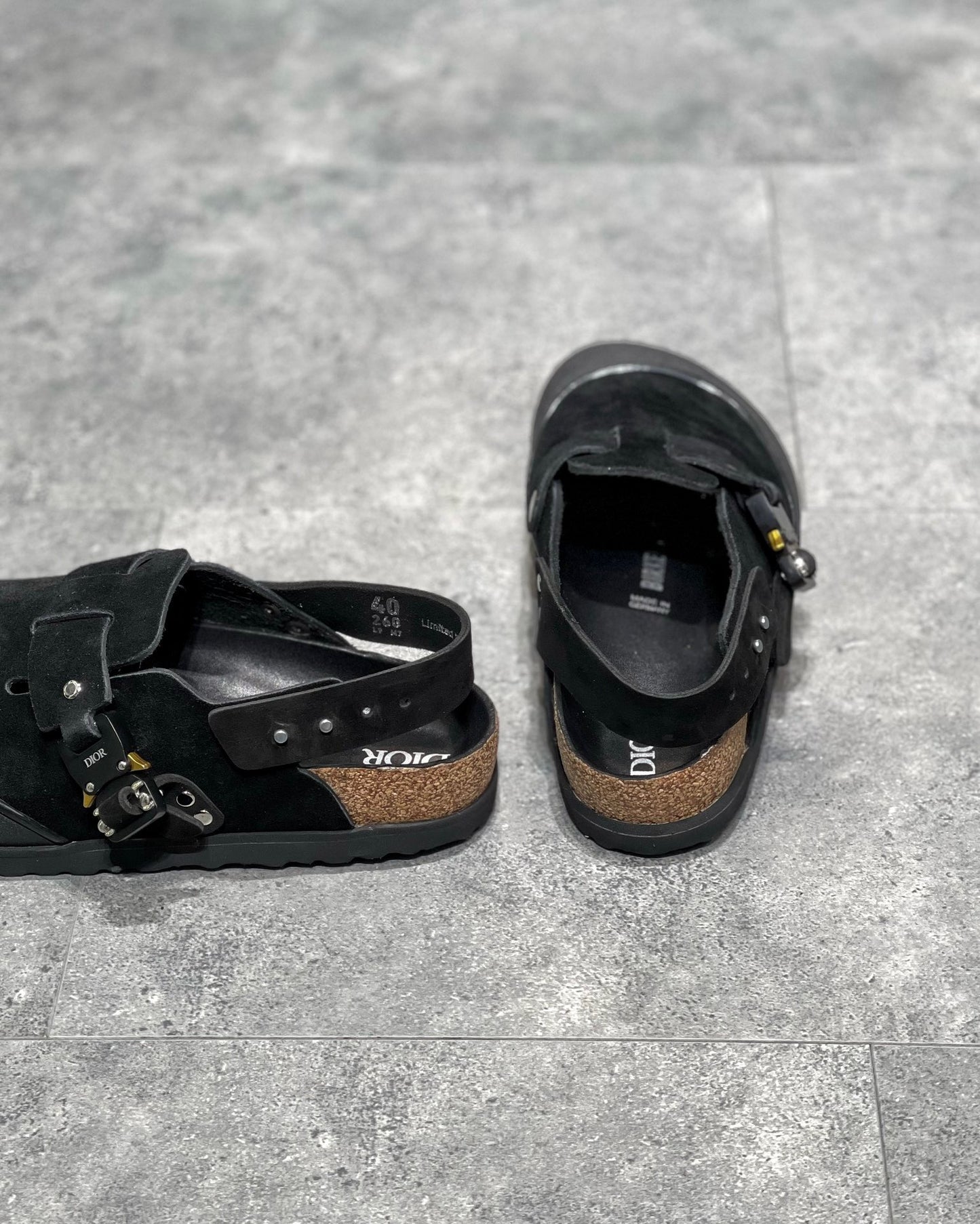 Schwarze, graue und cremefarbene Schuhe