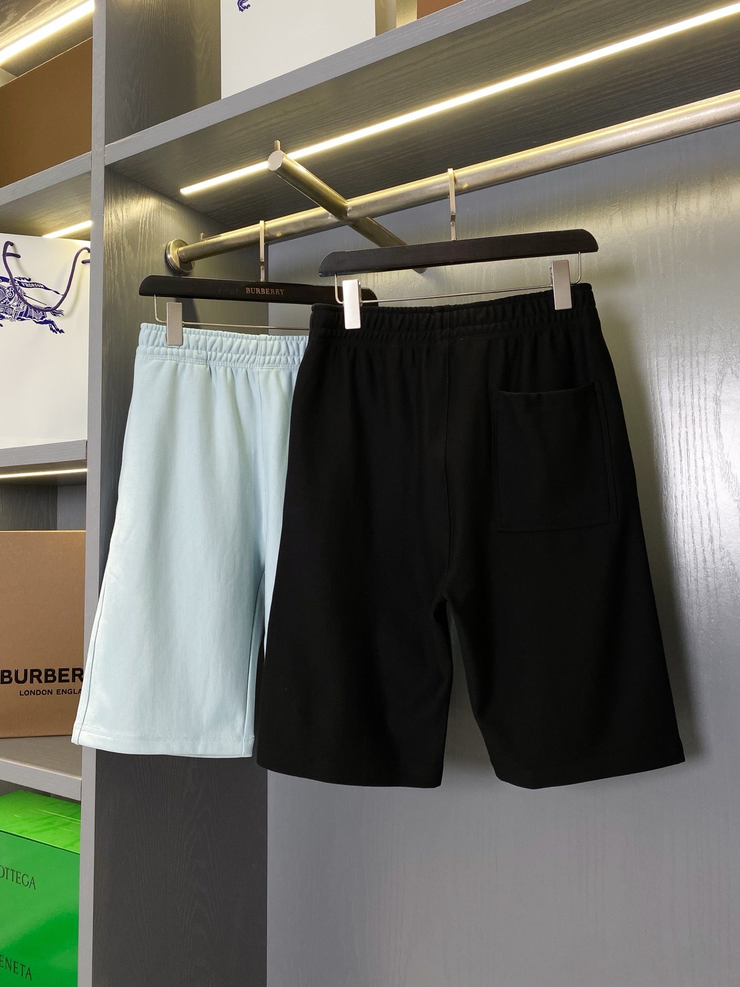 Pantalón corto negro y azul claro