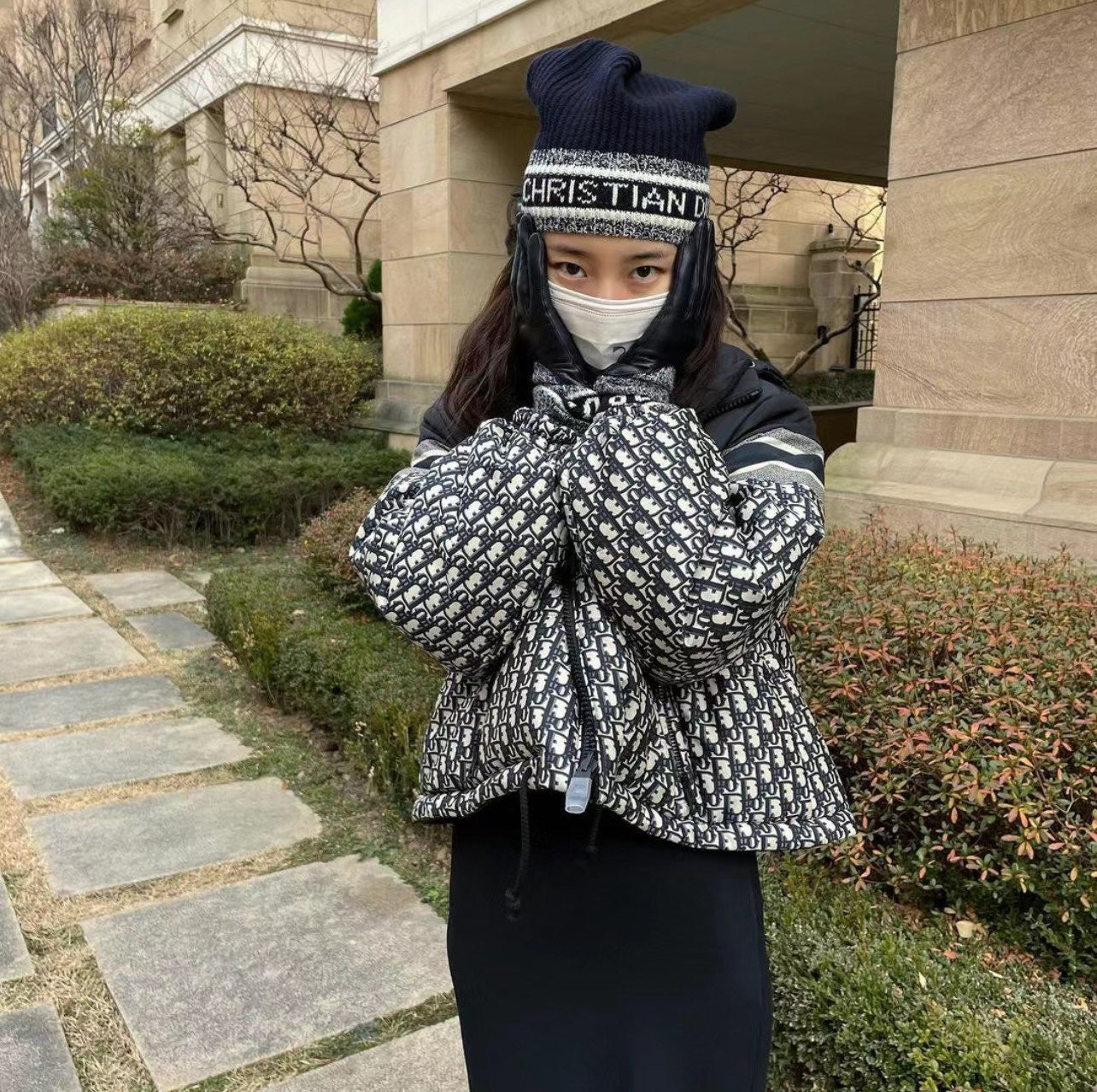 سترة سوداء بيضاء