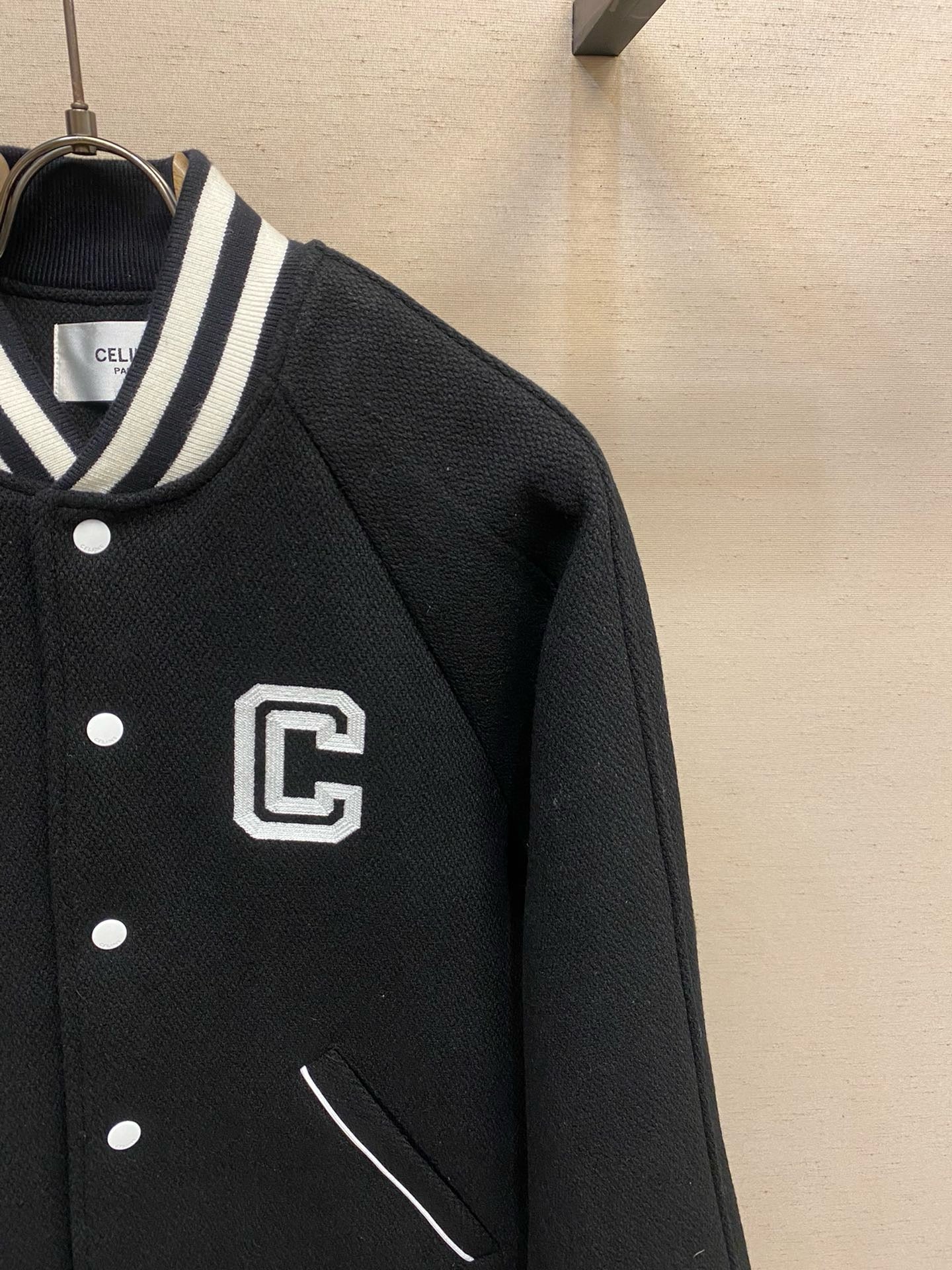Chaqueta blanca y negra