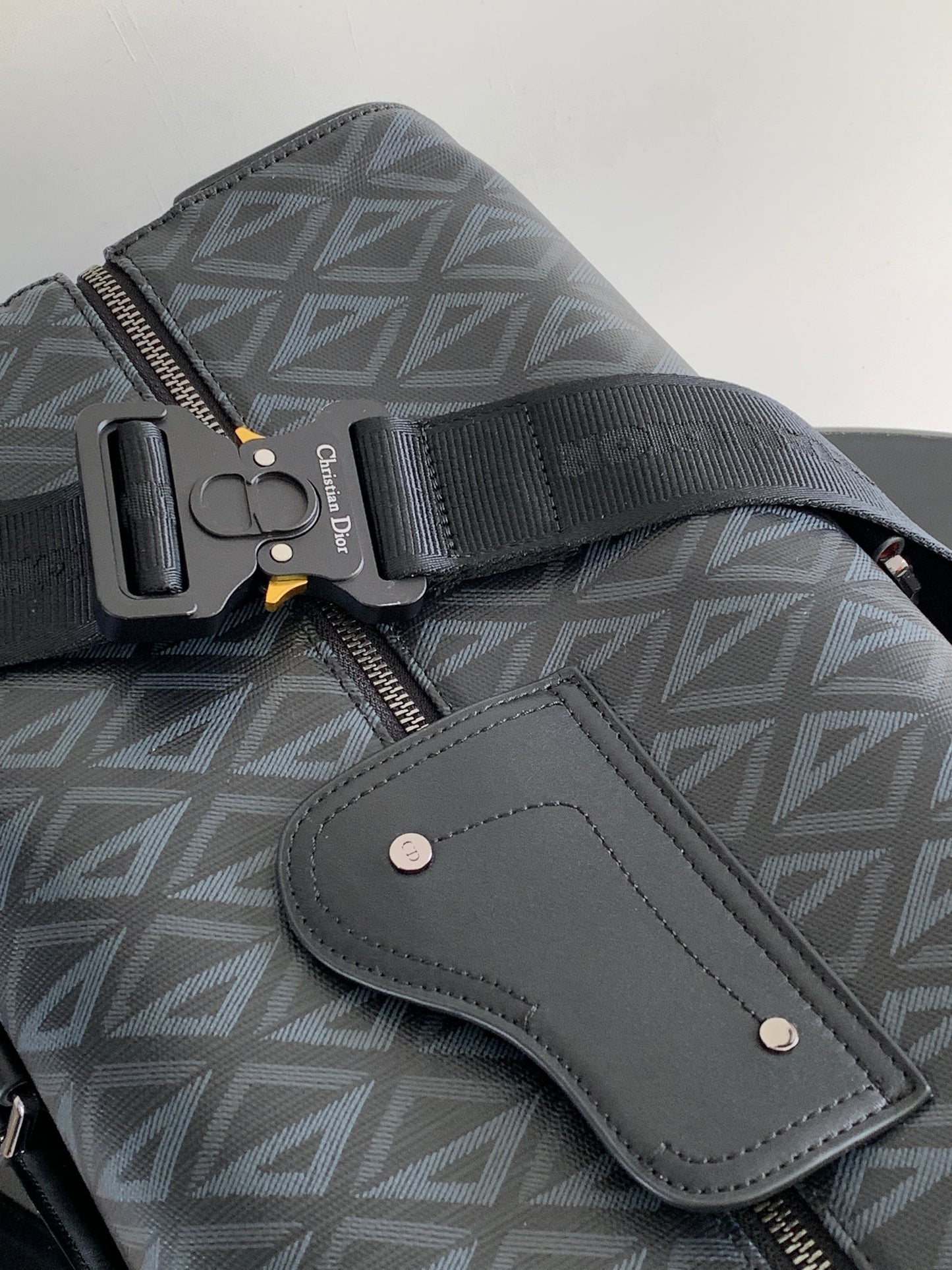 Bolso gris y negro