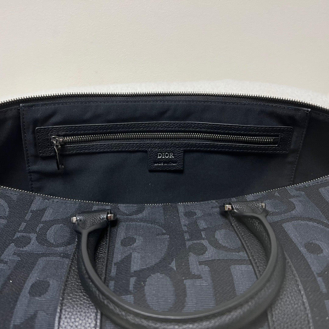 Blaue und schwarzgraue Tasche
