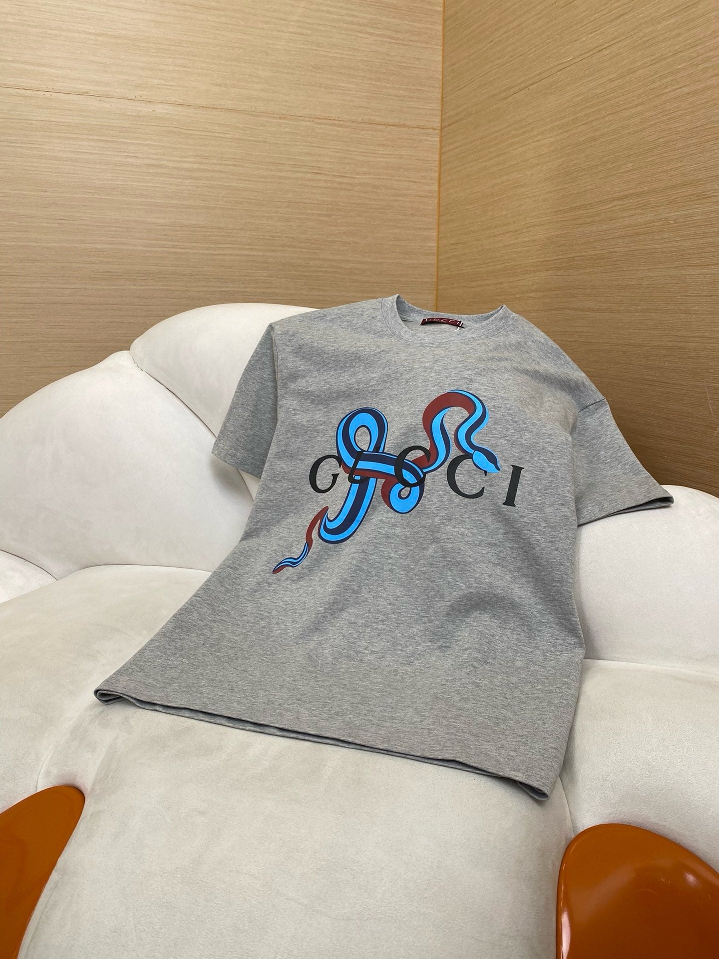 Schwarzes und graues T-Shirt