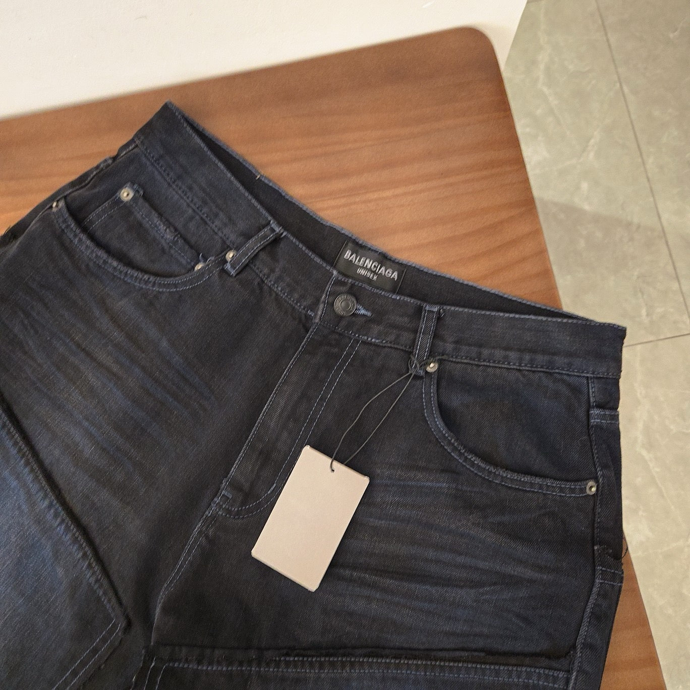 Schwarz-blaue Hose