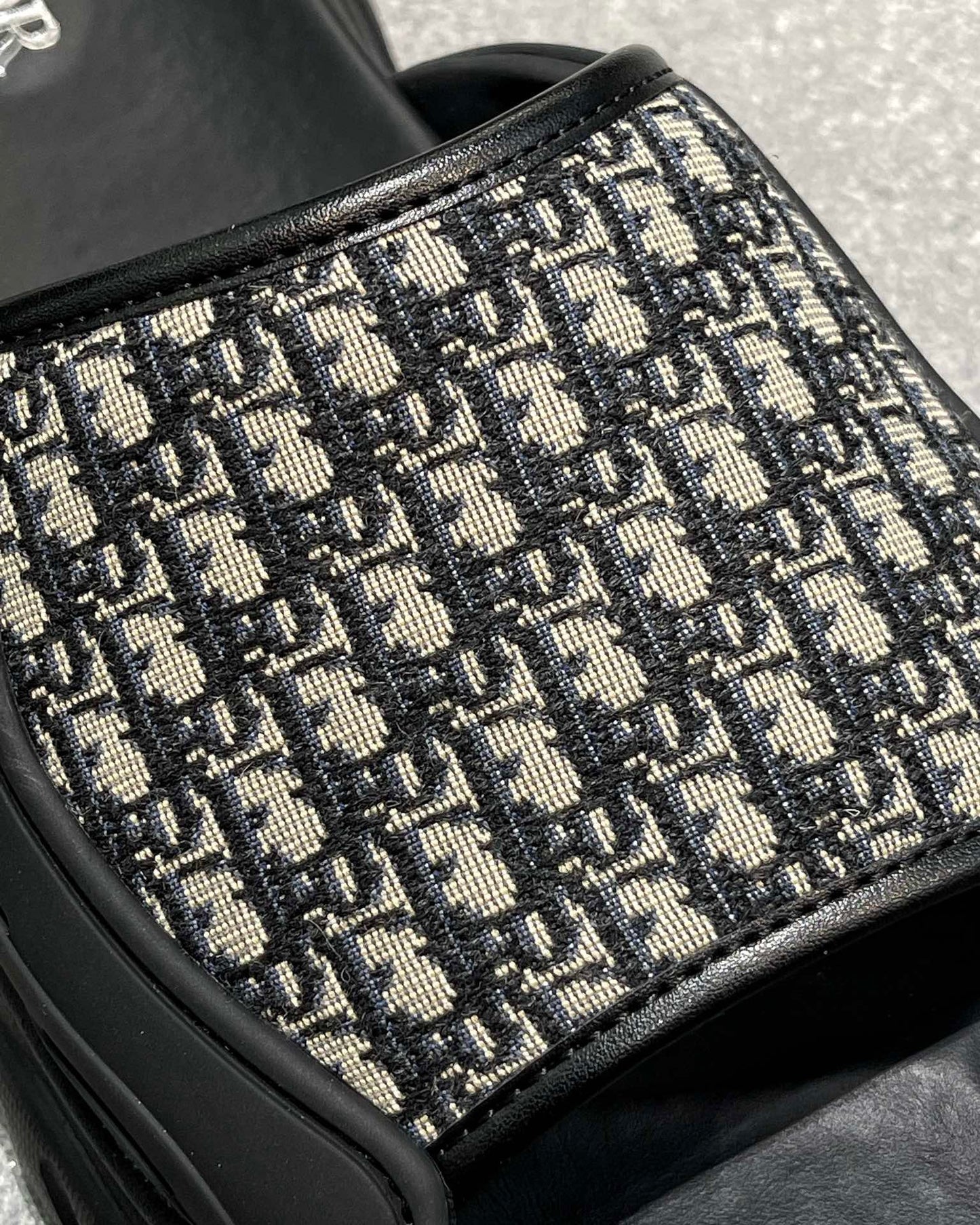 Schwarze und graue Schuhe