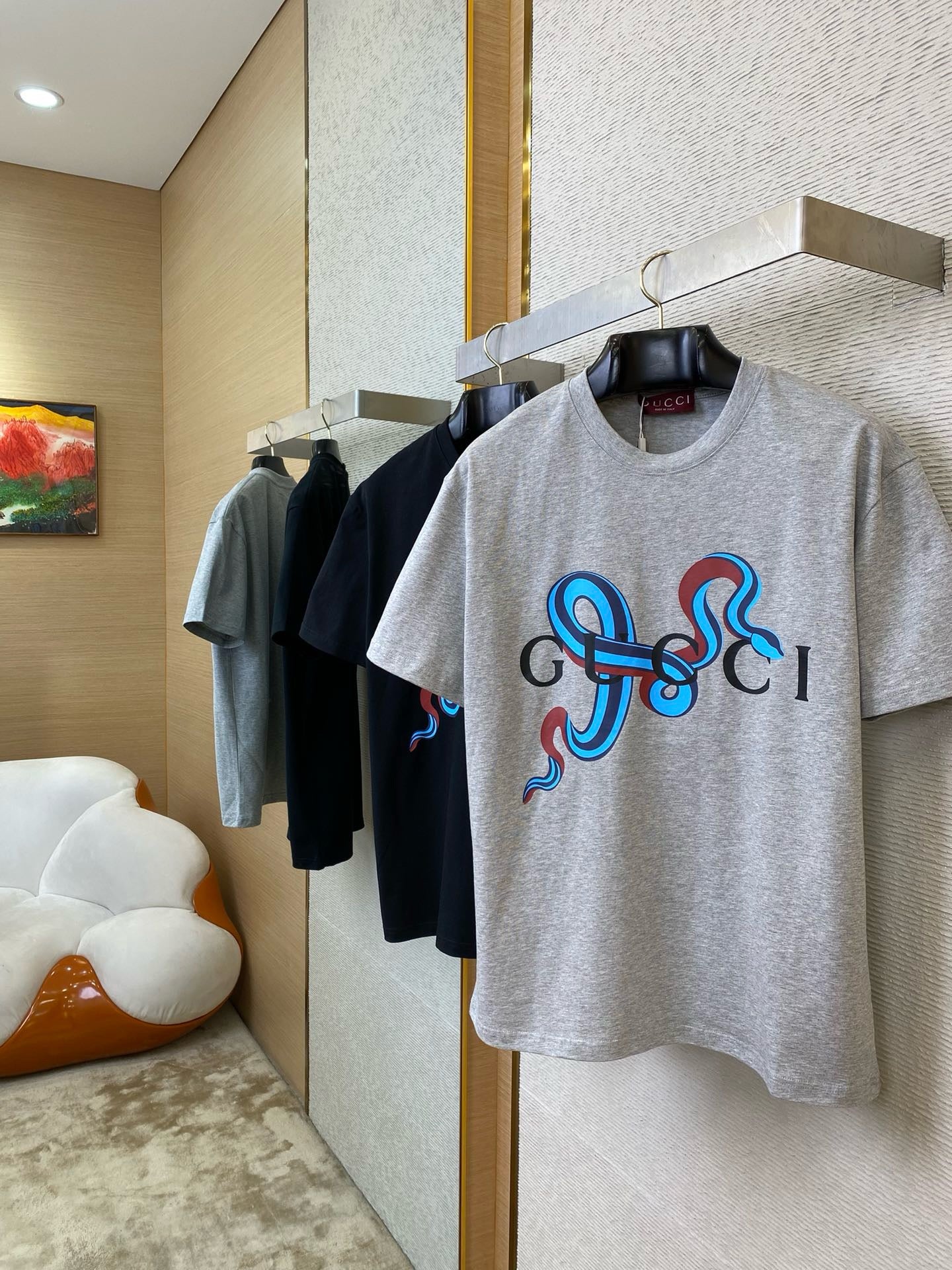 Schwarzes und graues T-Shirt