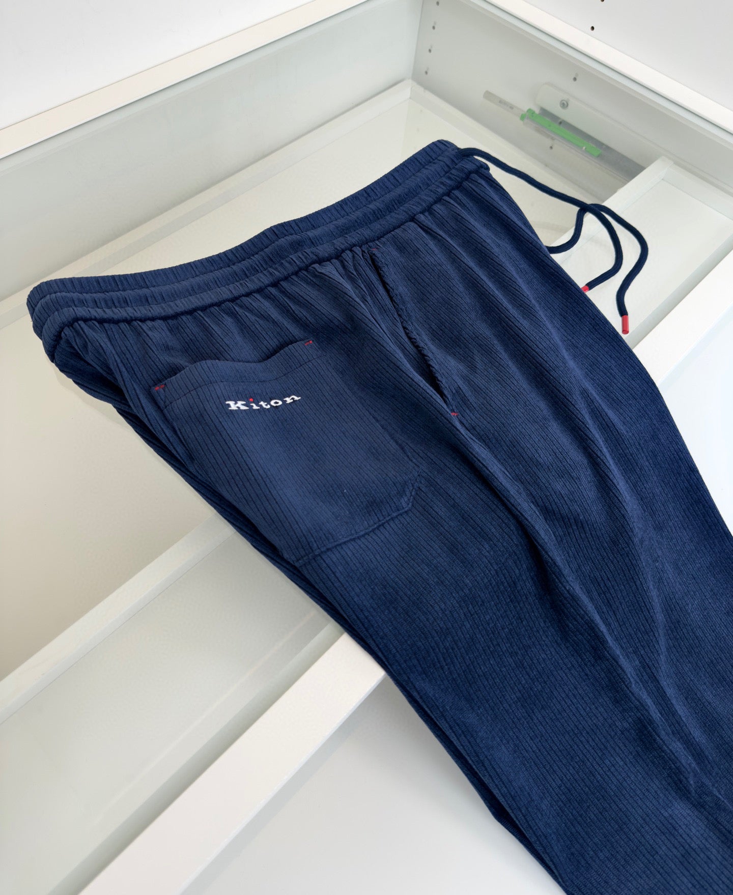 Dunkelblaue und schwarze Hose
