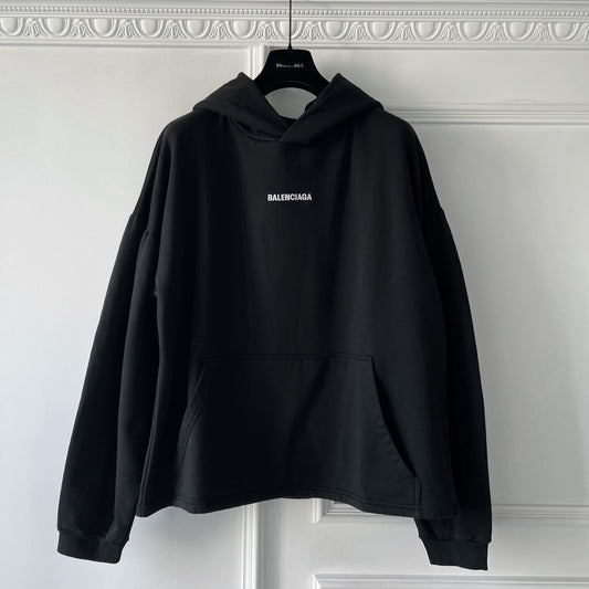 Schwarz-weißer Kapuzenpullover