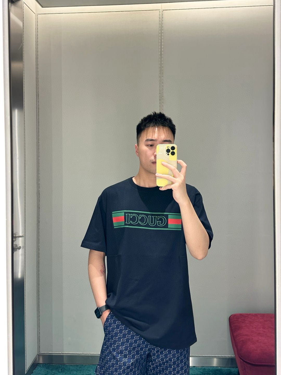 Schwarz-weißes T-Shirt