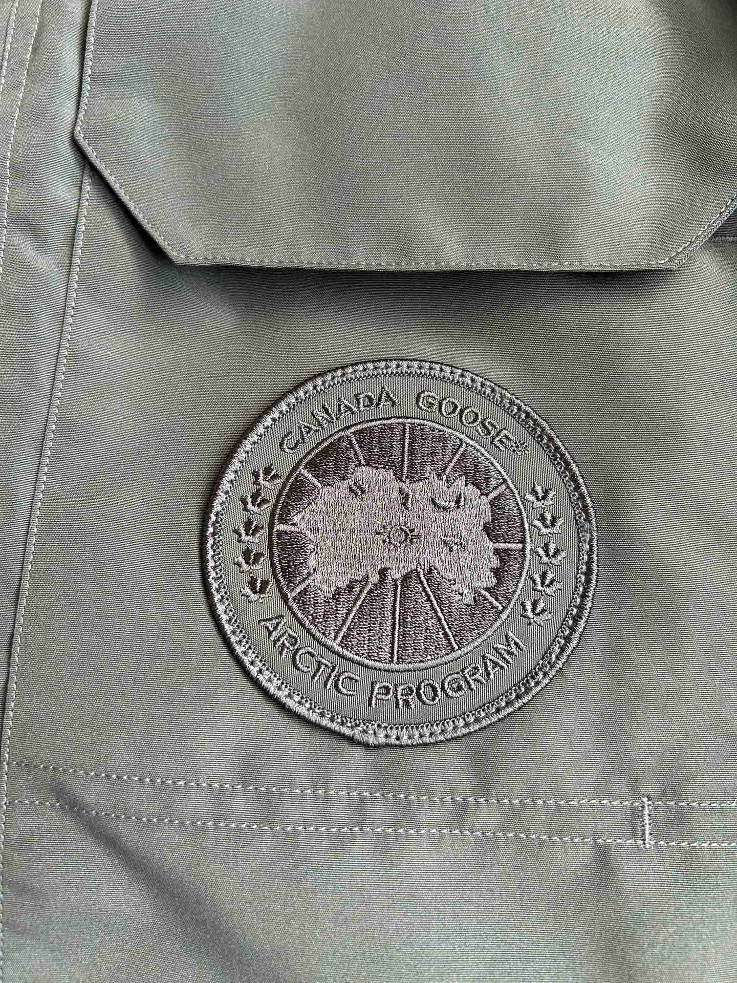 سترة بيضاء ورمادية وسوداء